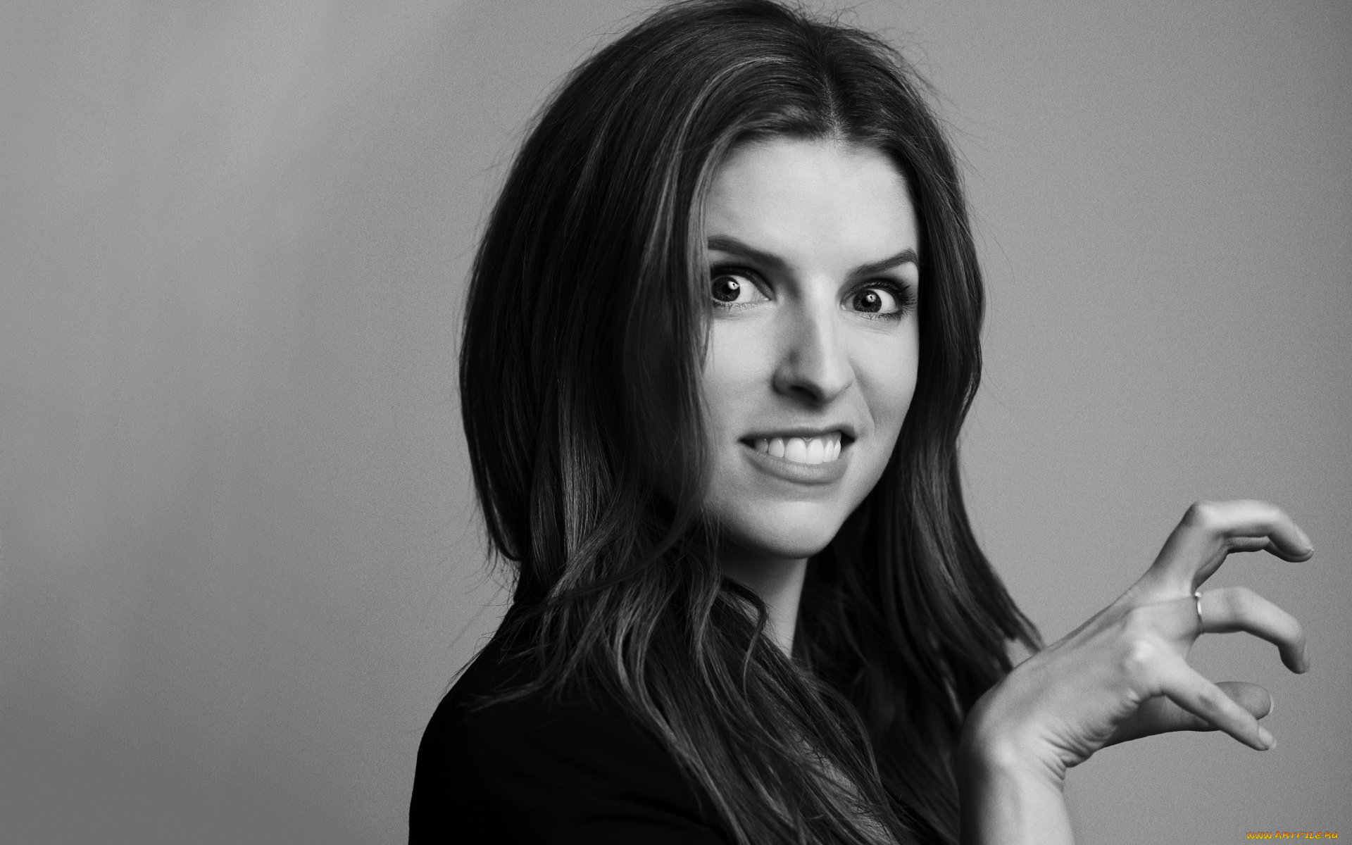 девушки, anna, kendrick, черно-белая, лицо, эмоции, рука