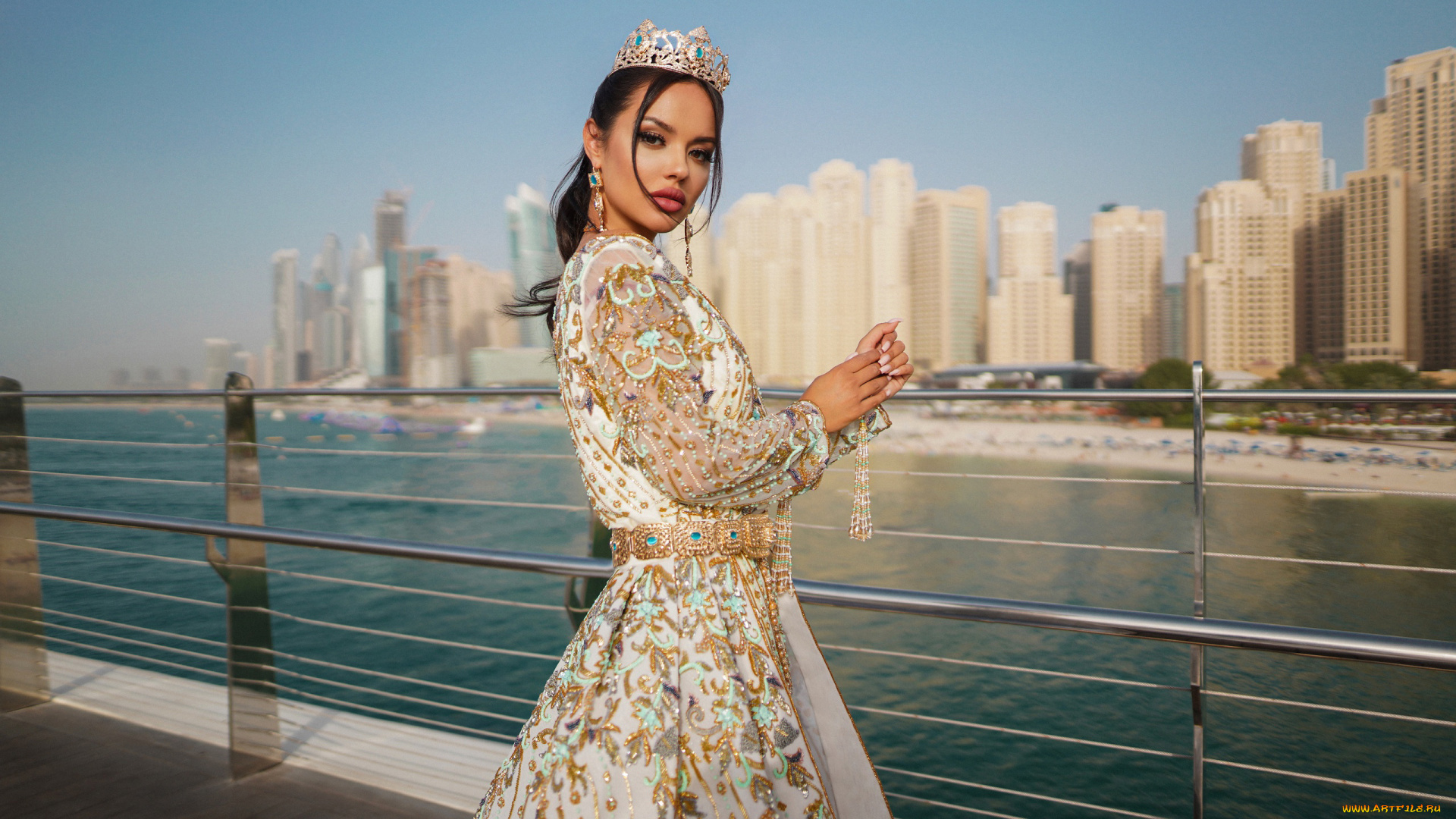 девушки, -, брюнетки, , шатенки, красивая, девушка, модель, фон, размытые, здания, белое, блестящее, платье, корона