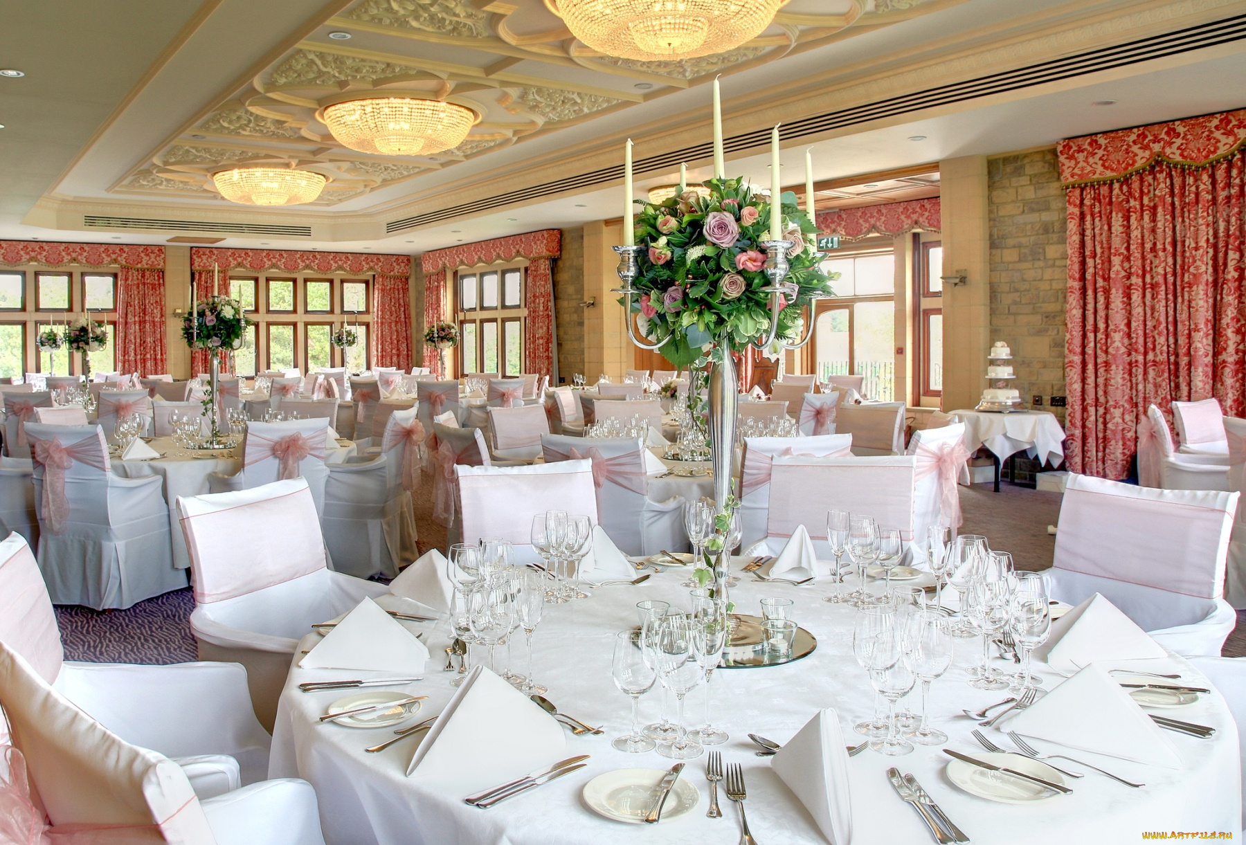 интерьер, декор, отделка, сервировка, стулья, столовые, приборы, бокалы, тарелки, столы, свечи, букеты