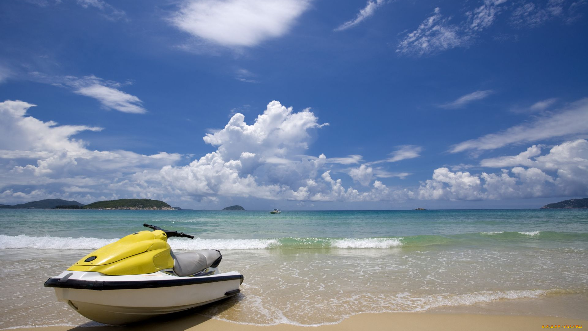 корабли, гидроциклы, волны, лесок, облака