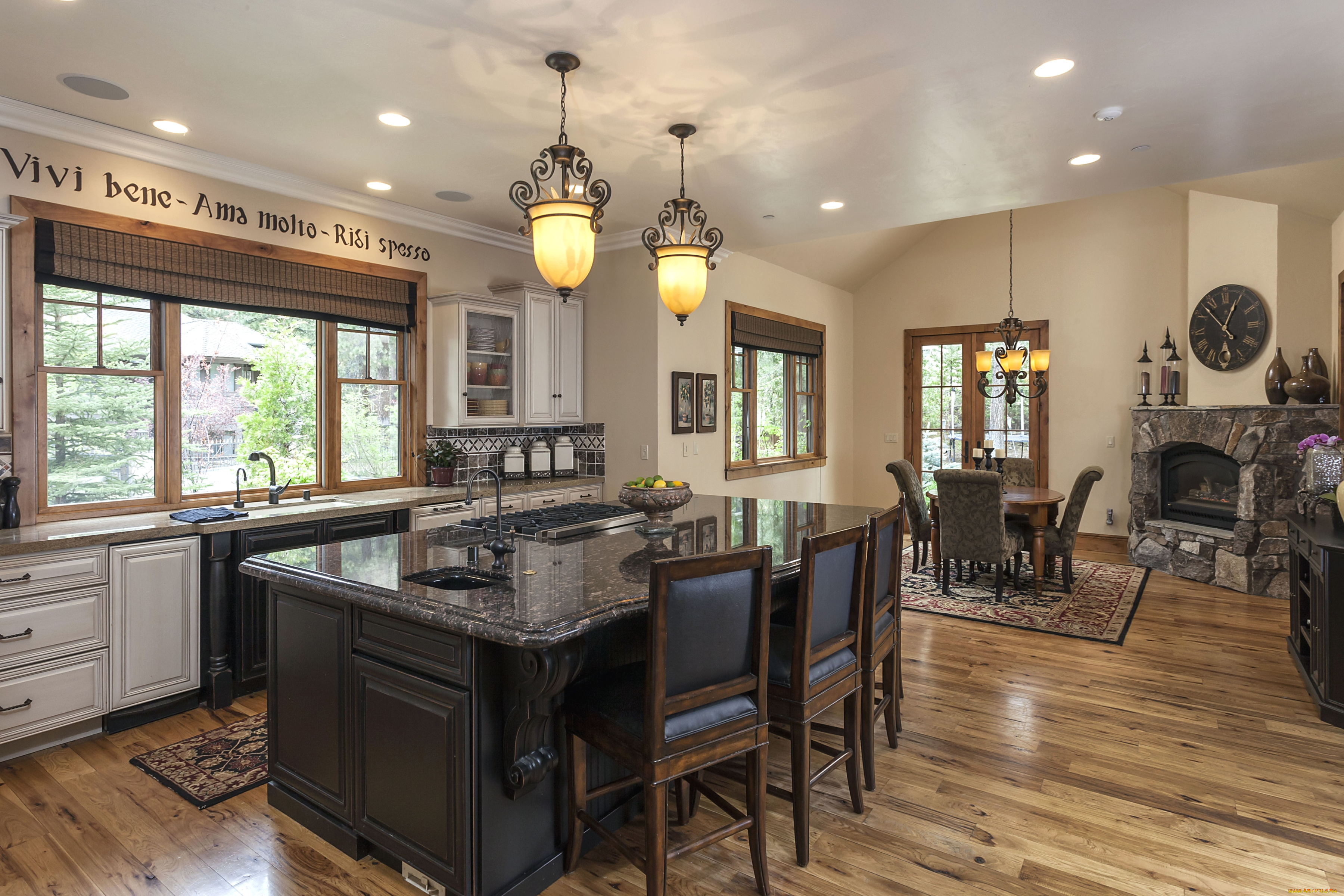 интерьер, кухня, стол, стулья, светильники, кран, камин