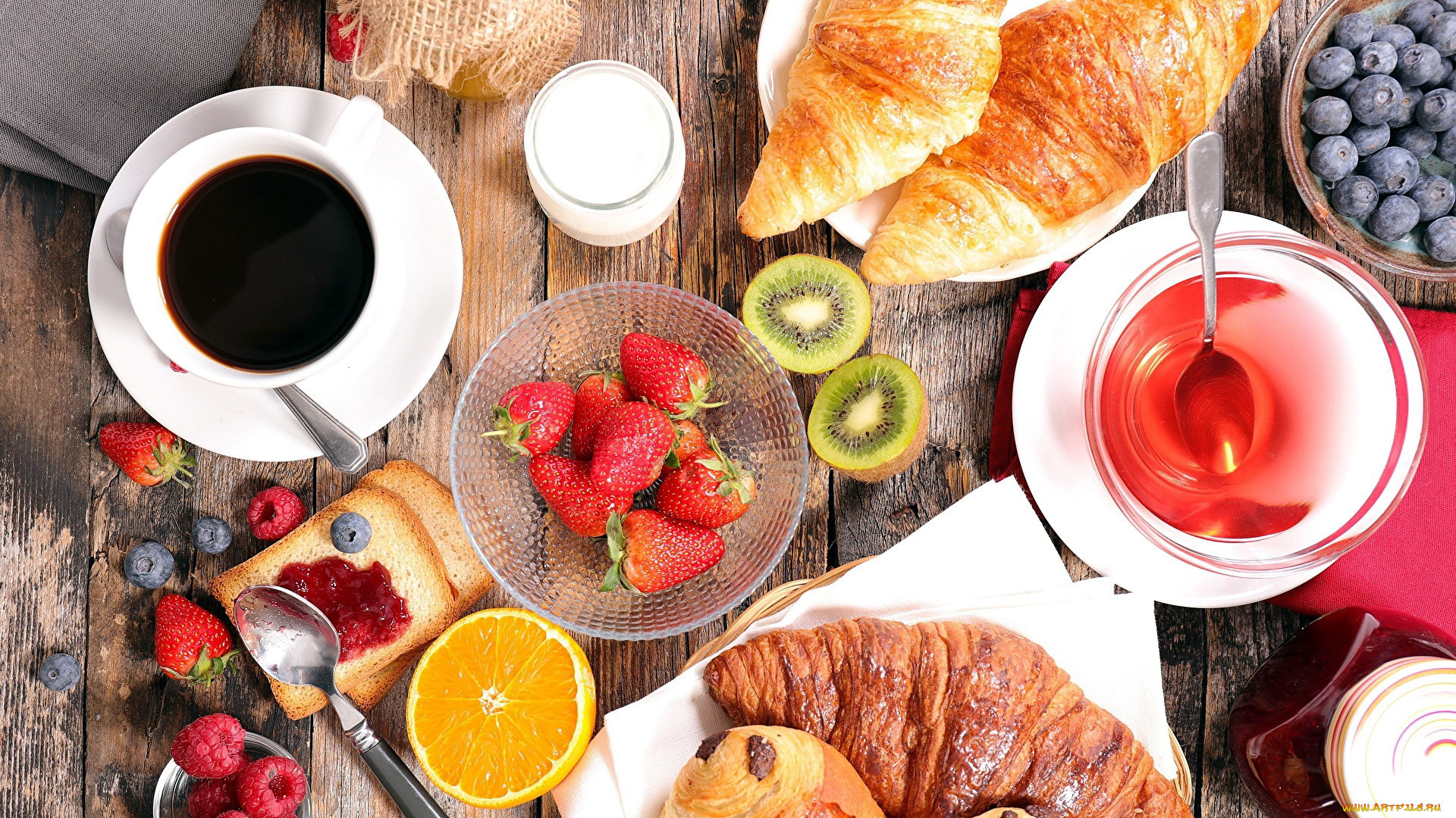 еда, разное, клубника, круассаны, кофе, завтрак