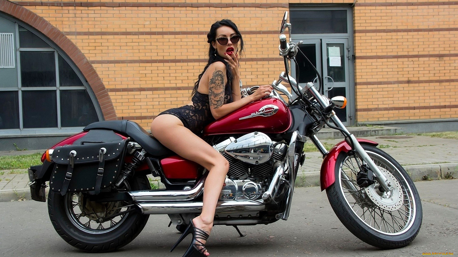мотоциклы, мото, с, девушкой, мотоцикл, здание, брюнетка, очки, боди, белье, тату, каблуки