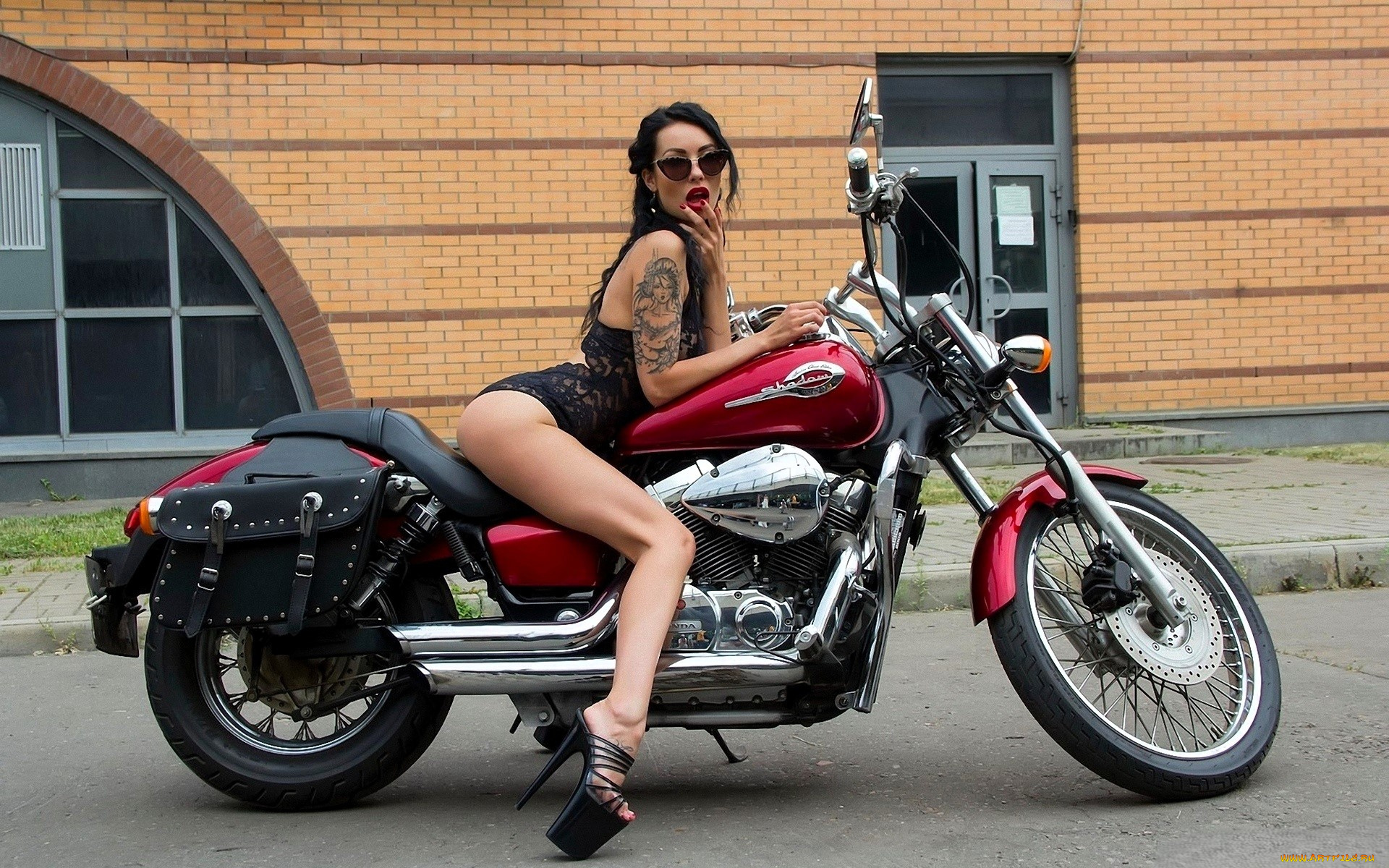 мотоциклы, мото, с, девушкой, мотоцикл, здание, брюнетка, очки, боди, белье, тату, каблуки