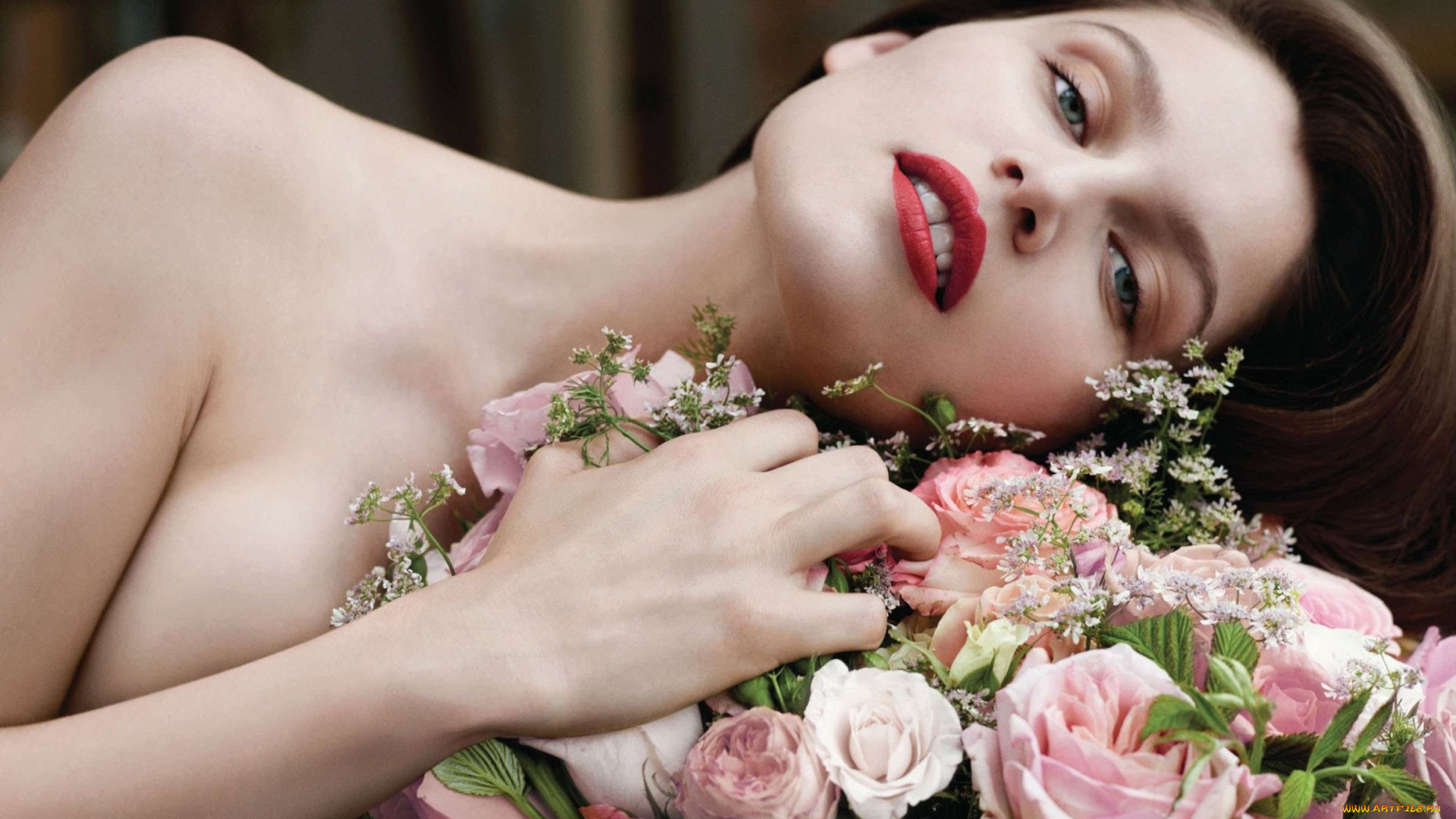 Laetitia, Casta, девушки, розы, цветы