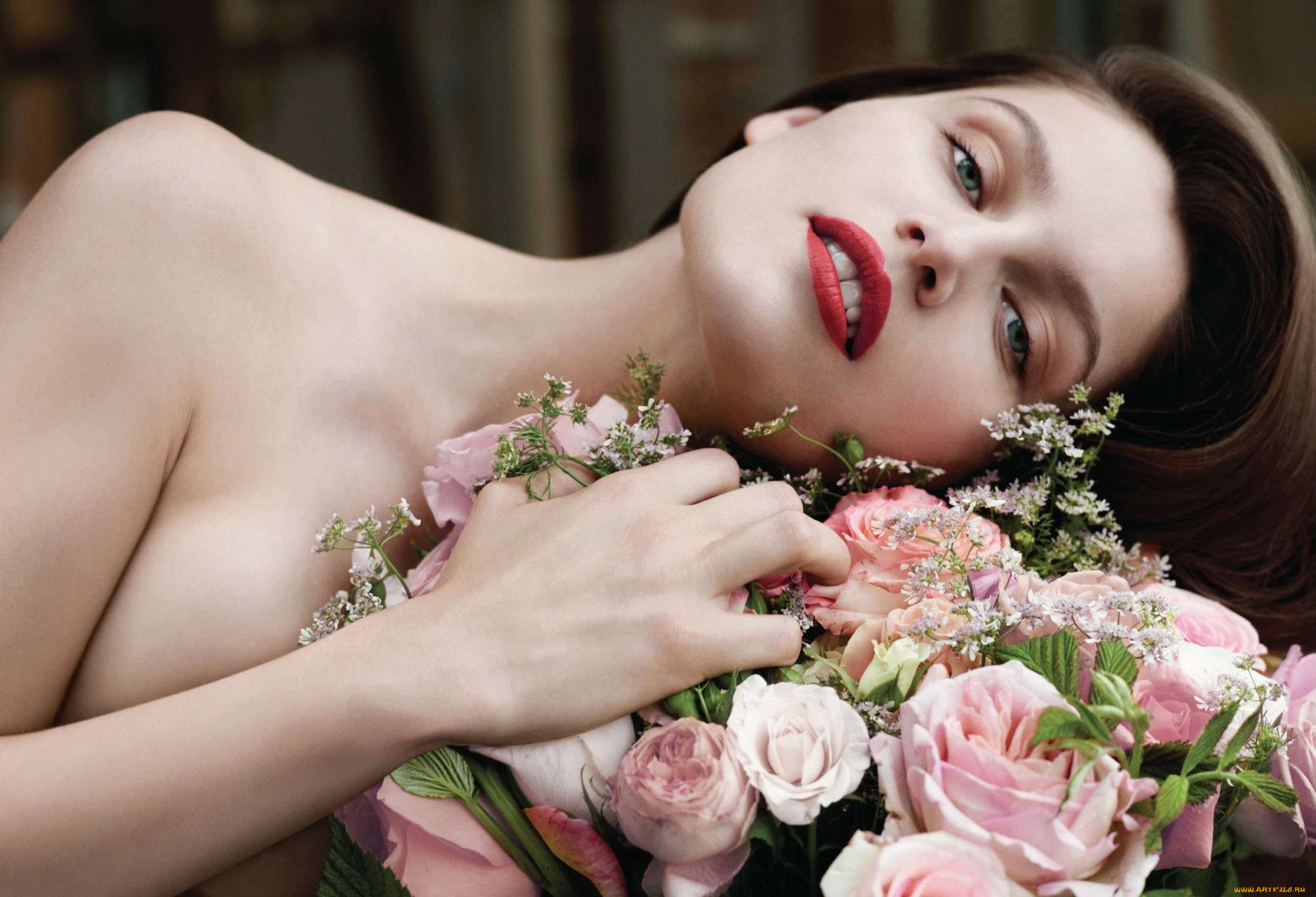 Laetitia, Casta, девушки, розы, цветы