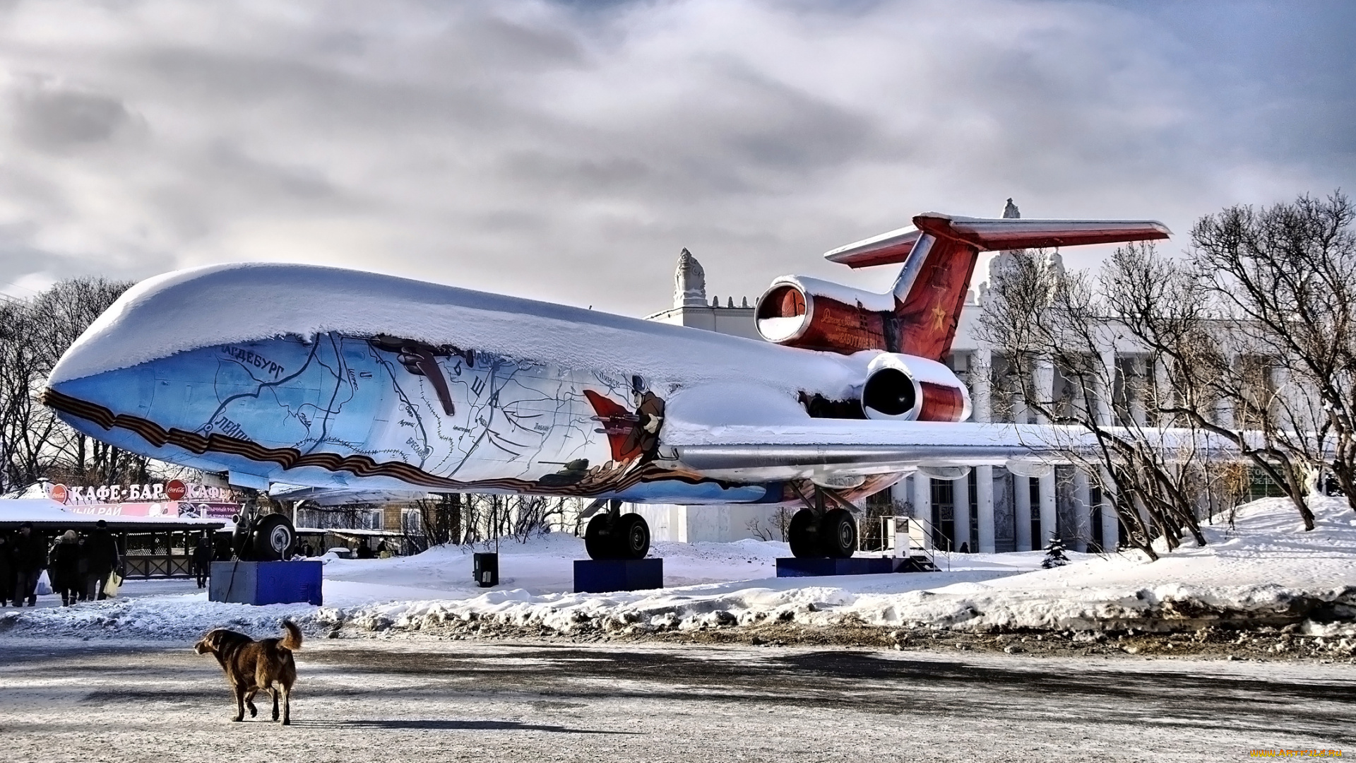 авиация, памятник, самолёту, собака, люди, снег, зима