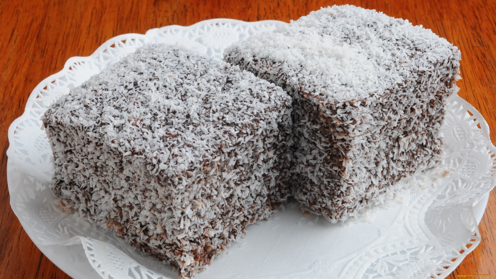 еда, пирожные, , кексы, , печенье, два, кусочка, пирожного, в, кокосовой, стружке, на, белой, тарелке