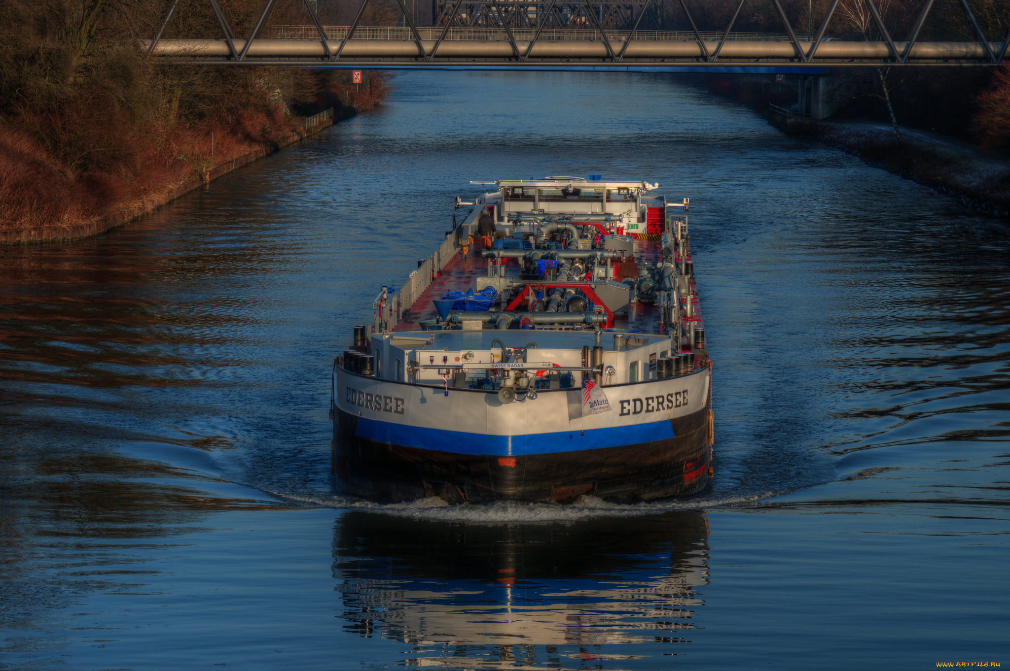 корабли, баржи, побережье