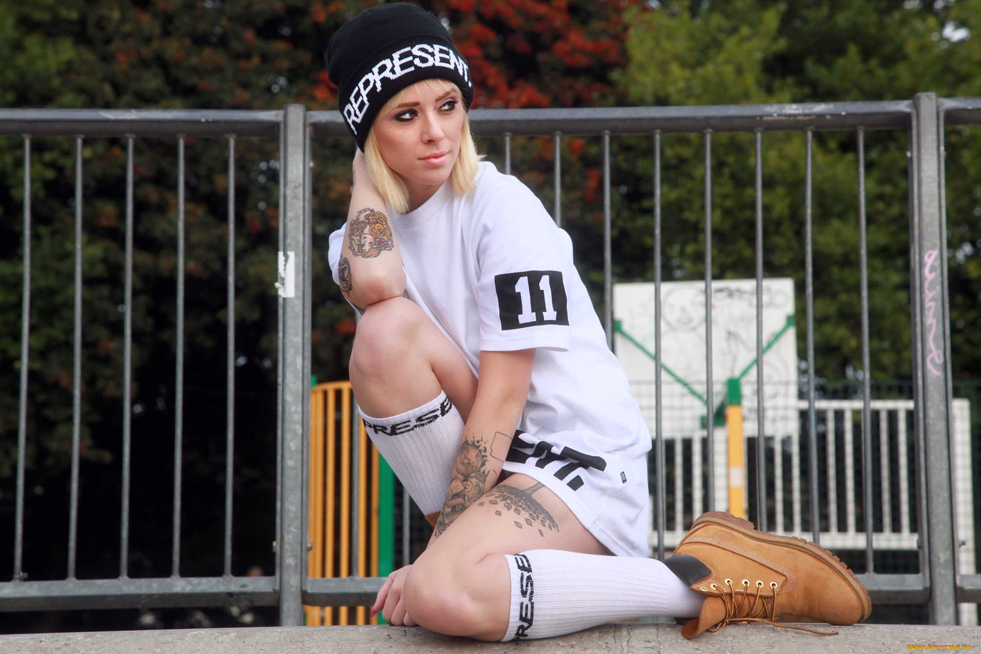 девушки, alysha, nett, блондинка, шапка, футболка, гольфы, ботинки, забор