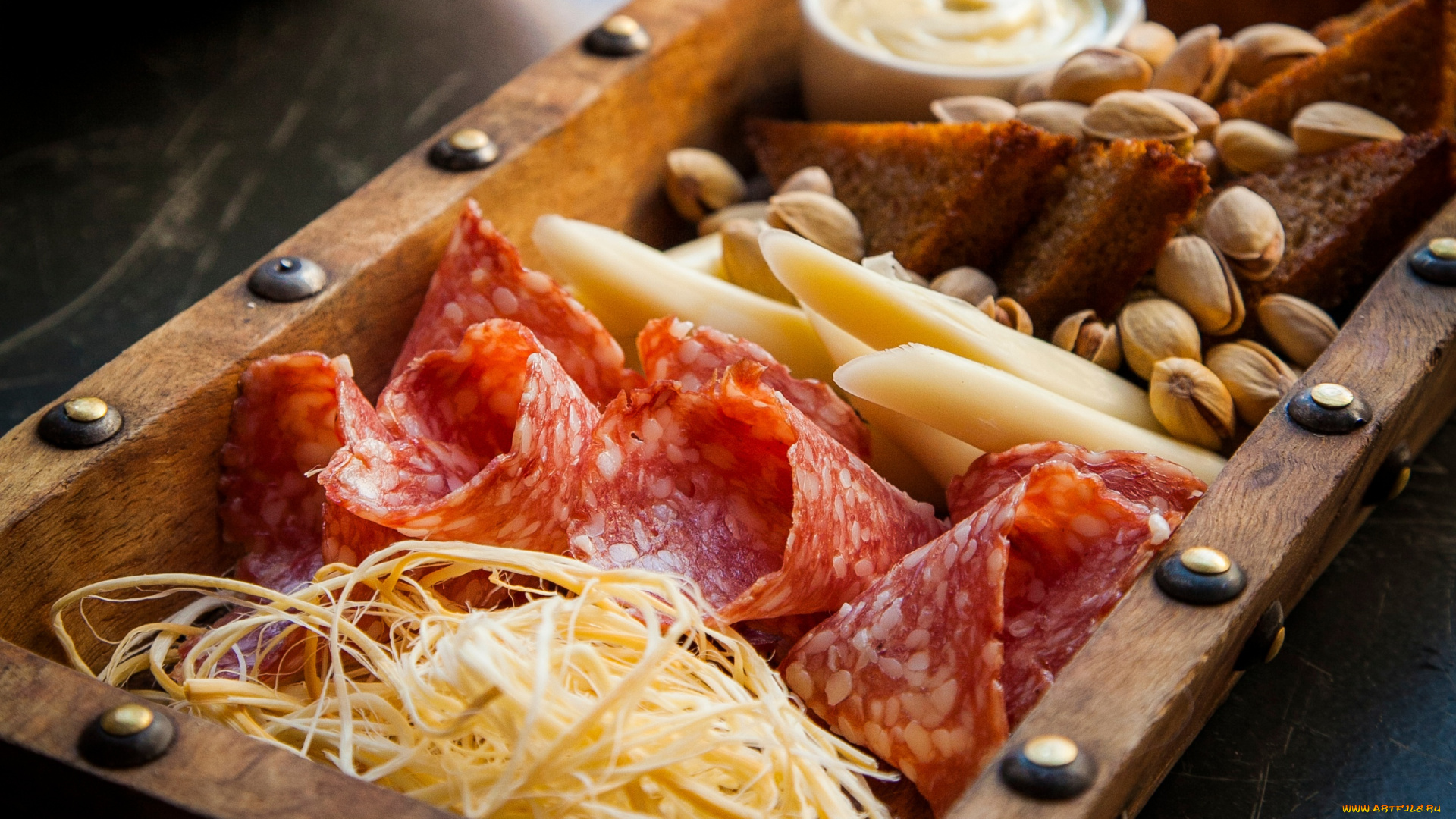 еда, разное, закуска, соус, колбаса, фисташки, орехи, хлеб, сыр