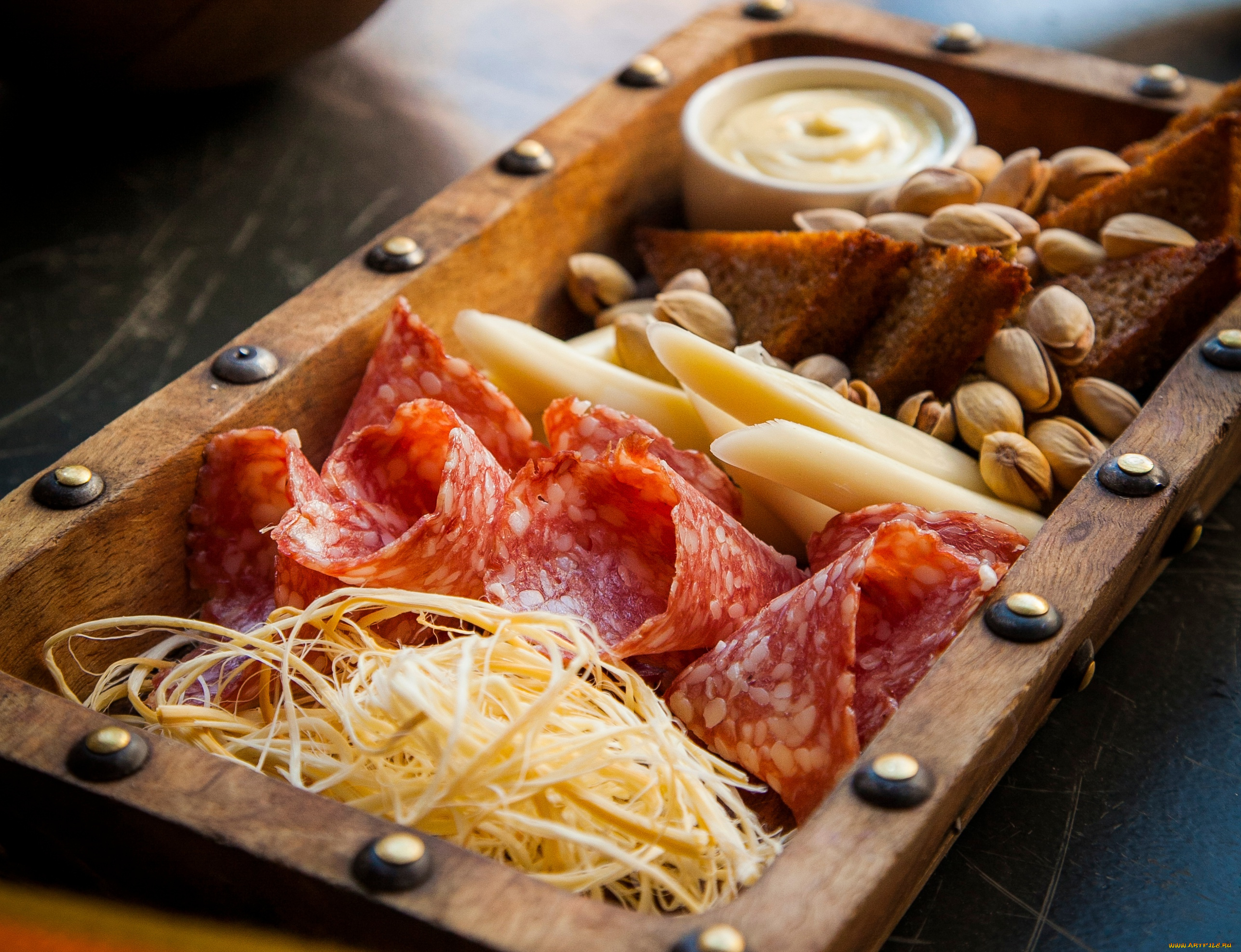 еда, разное, закуска, соус, колбаса, фисташки, орехи, хлеб, сыр