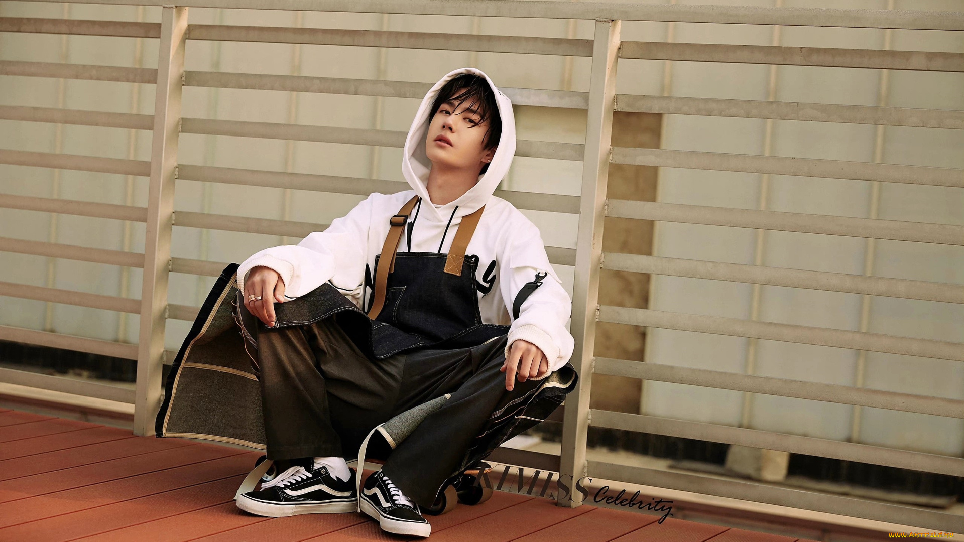 мужчины, wang, yi, bo, актер, певец, толстовка, капюшон, ограда