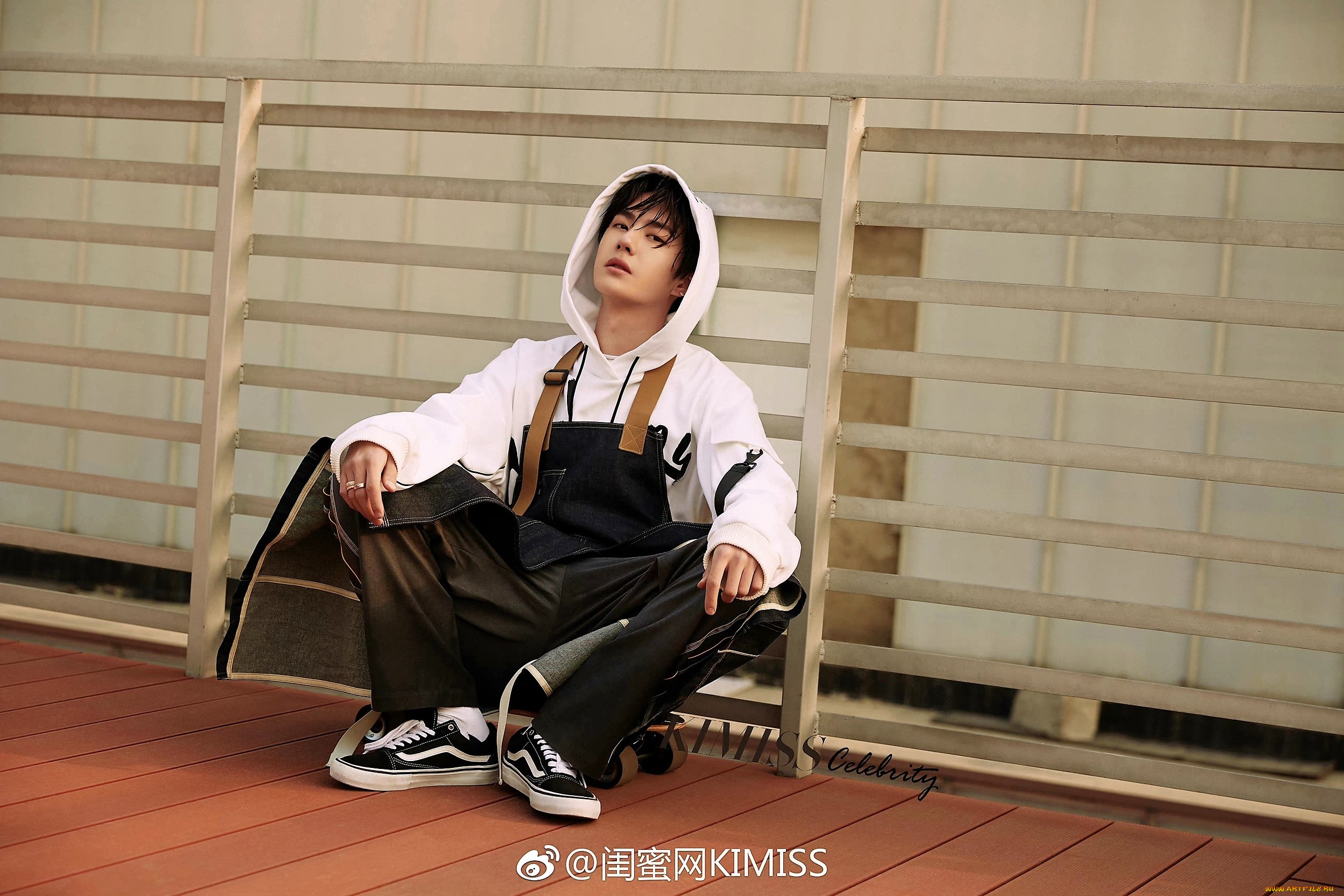 мужчины, wang, yi, bo, актер, певец, толстовка, капюшон, ограда