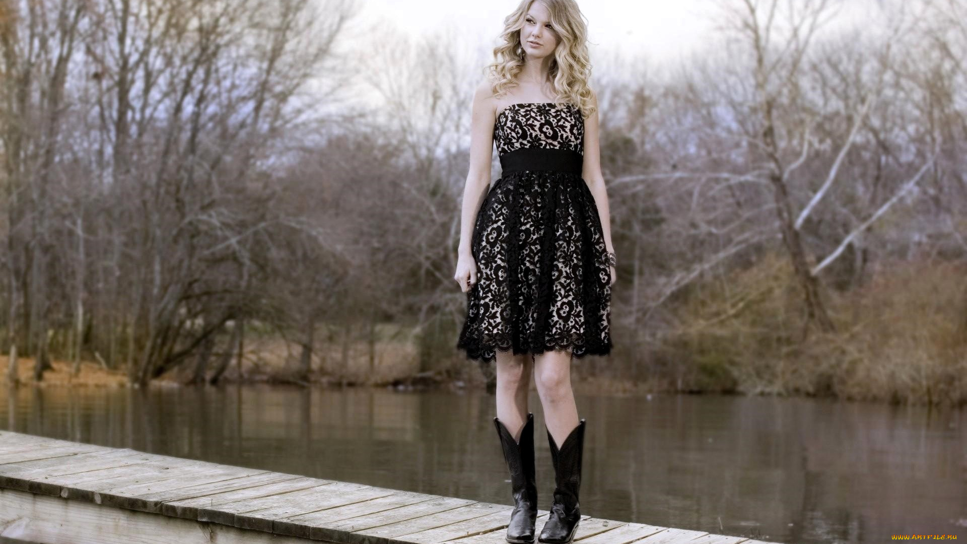 девушки, taylor, swift, блондинка, платье, сапоги, лес, осень, озеро, мост