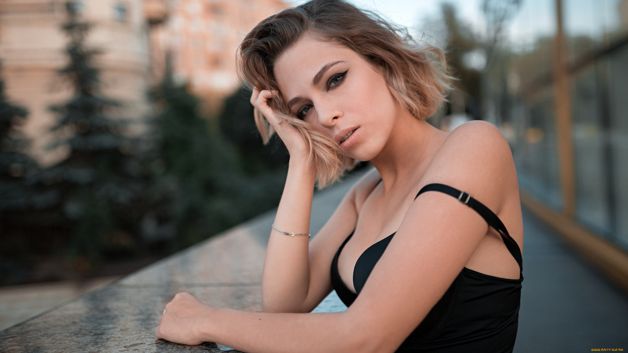 девушки, -unsort, , блондинки, , светловолосые, чувственный, взгляд, макияж, розовая, помада, портрет, блондинка, волнистые, волосы, модель, черное, платье, голые, плечи, на, зрителя