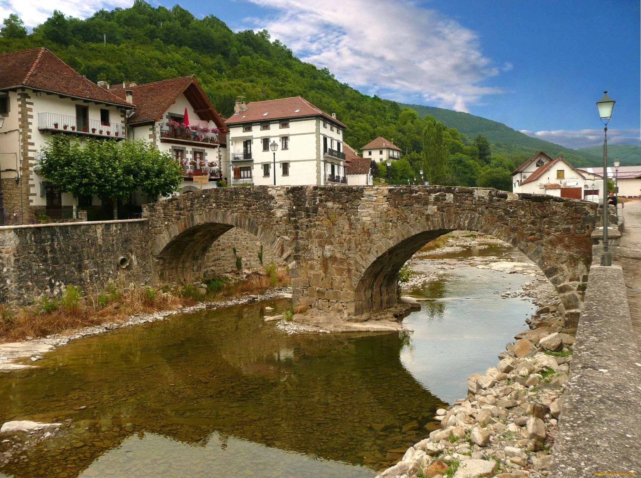 испания, наварра, очагавиа, города, улицы, площади, набережные, мост, река, дома