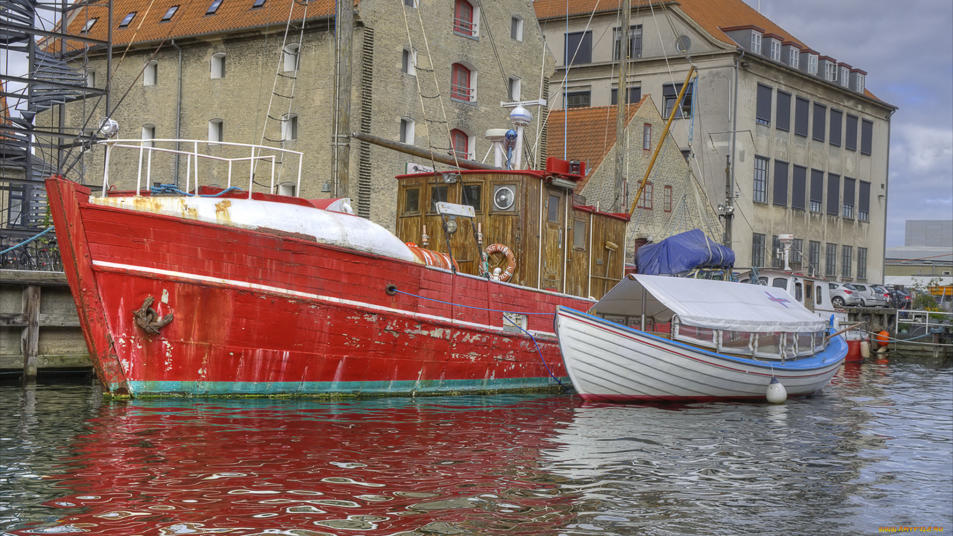 корабли, разные, вместе, река, дома, пристань, лодки
