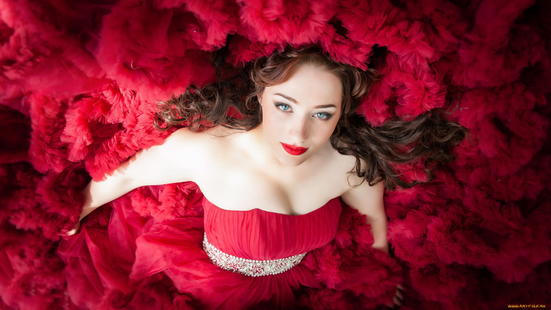 девушки, -unsort, , брюнетки, темноволосые, красное, пышное, платье, красивая, девушка