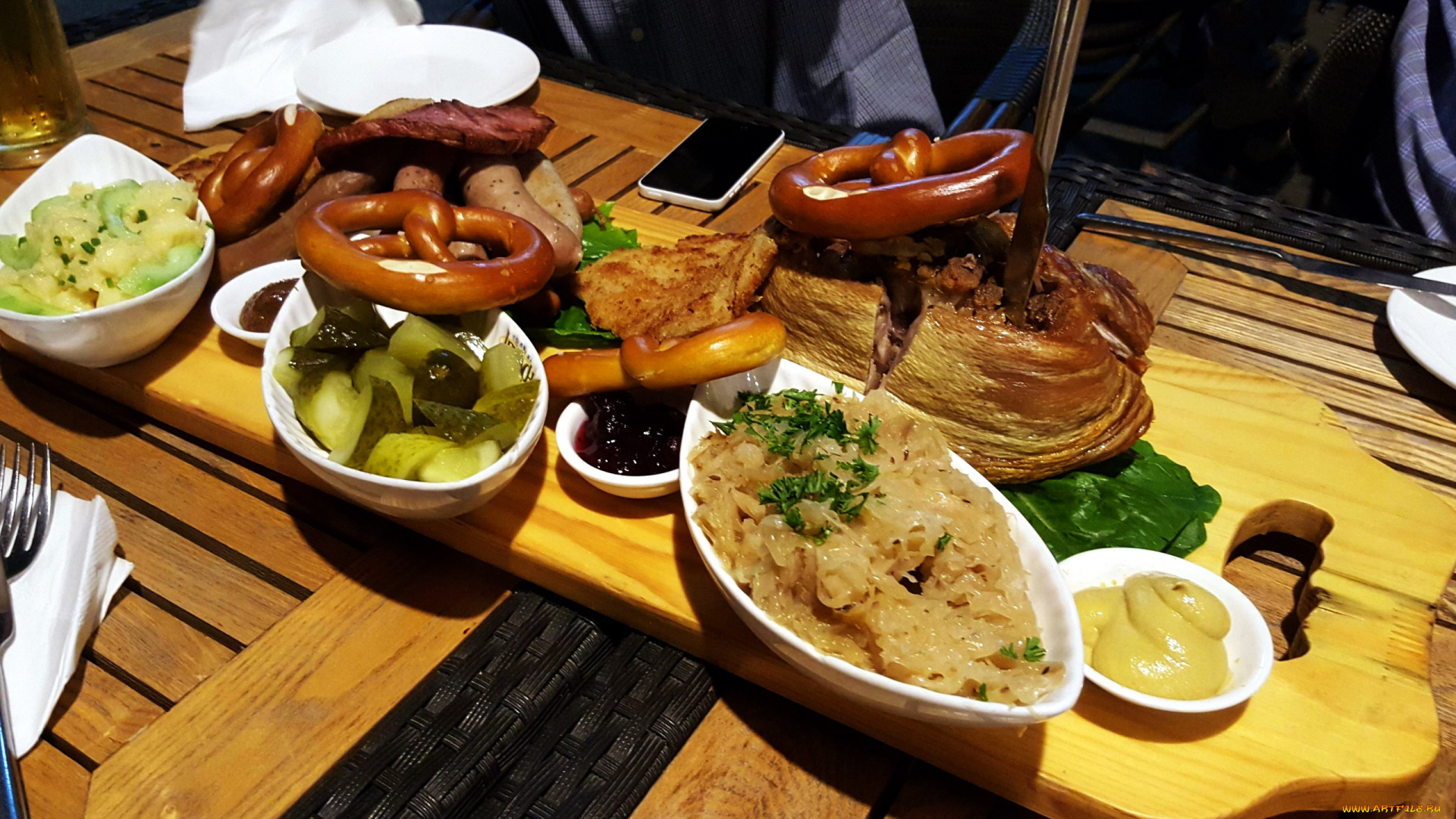 еда, разное, капуста, мясо, бретцели, огурцы, горчица