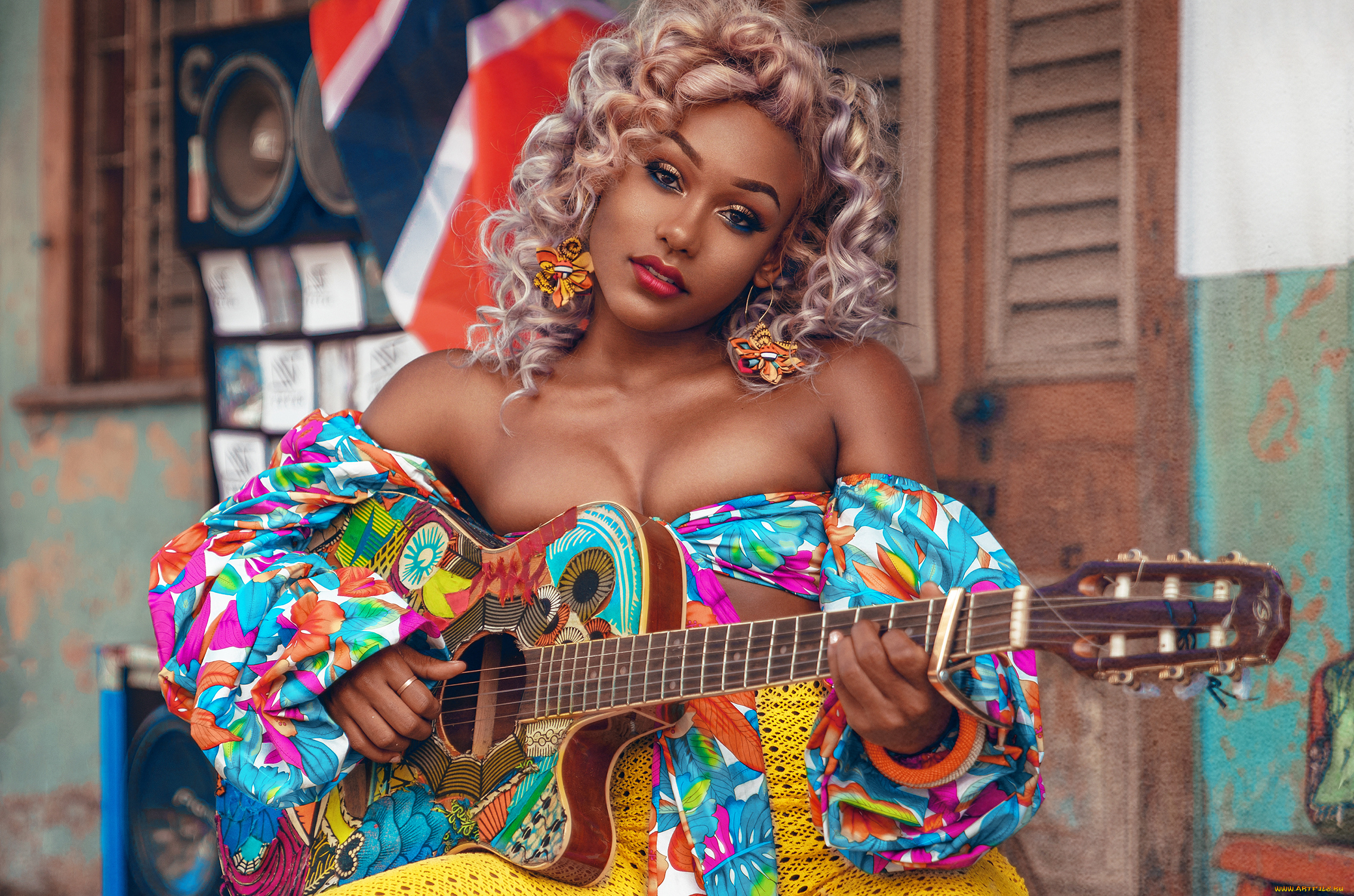 nailah, blackman, музыка, струны, инструмент, игра, модель, певица, девушка, блондинка, парик, nailah, blackman, чернокожая, гитара, темнокожая, фото, фотография, актриса, взгляд, лицо, брюнетка, макияж