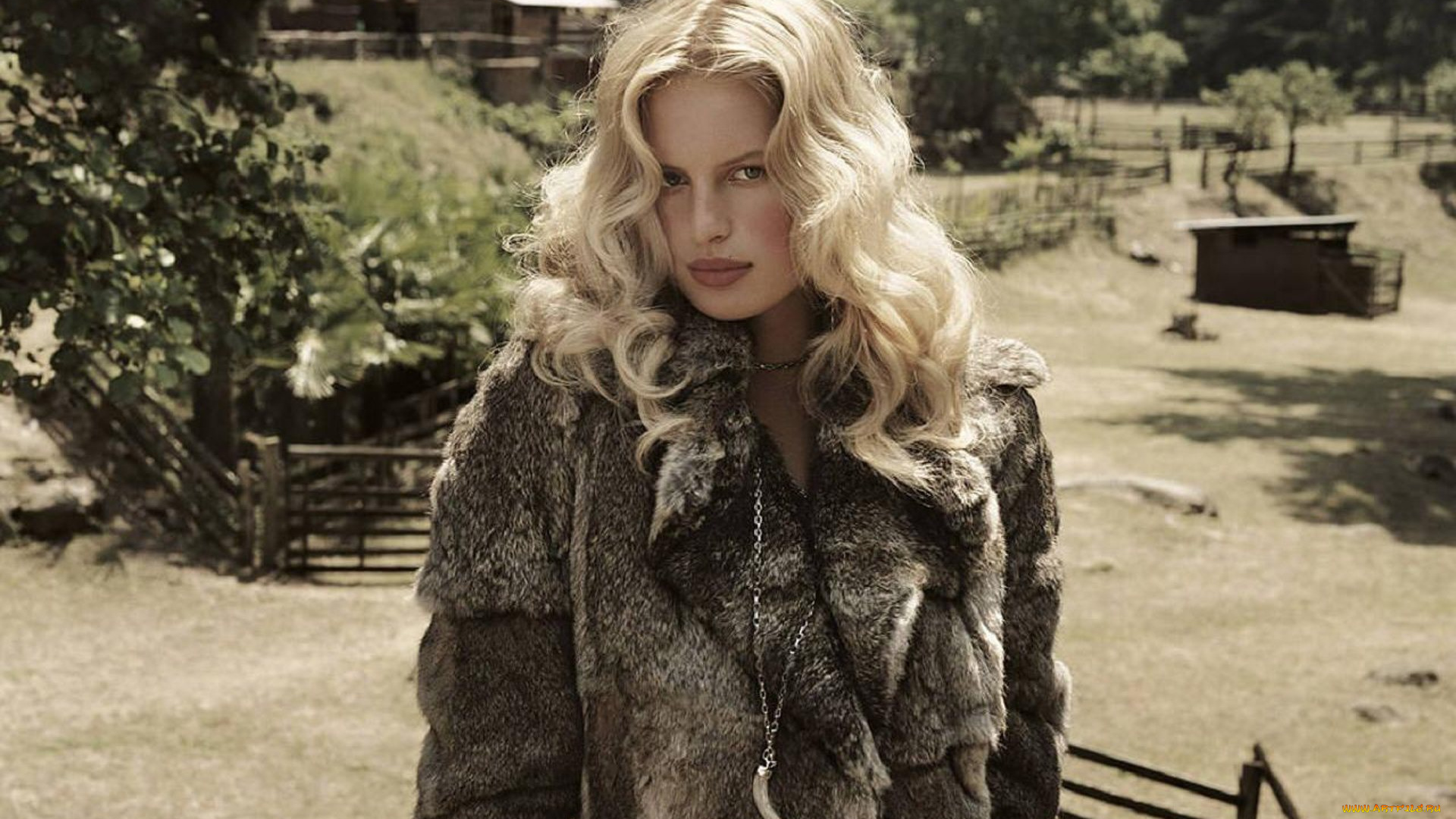 девушки, karolina, kurkova, модель, блондинка, шуба, кулон, деревня