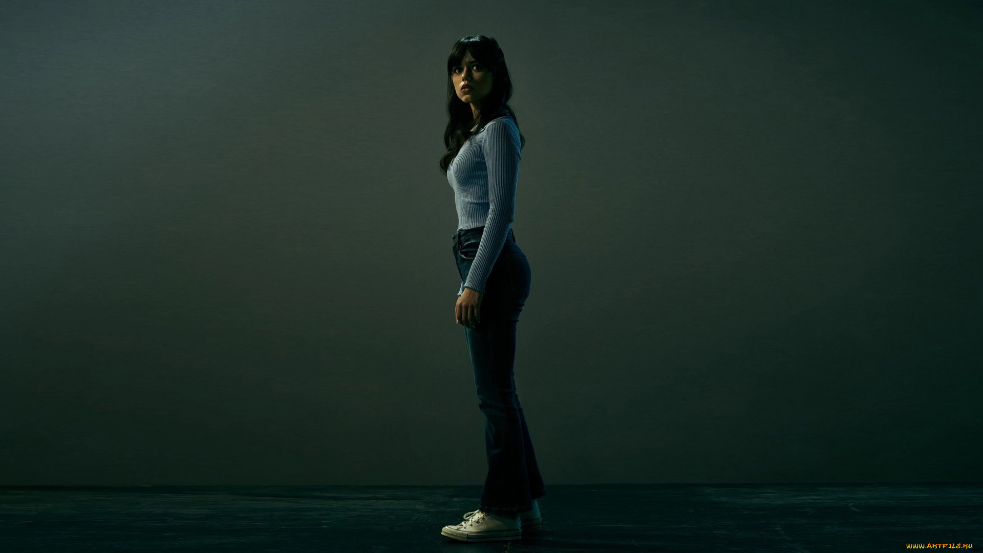 девушки, jenna, ortega, джинсы, свитер