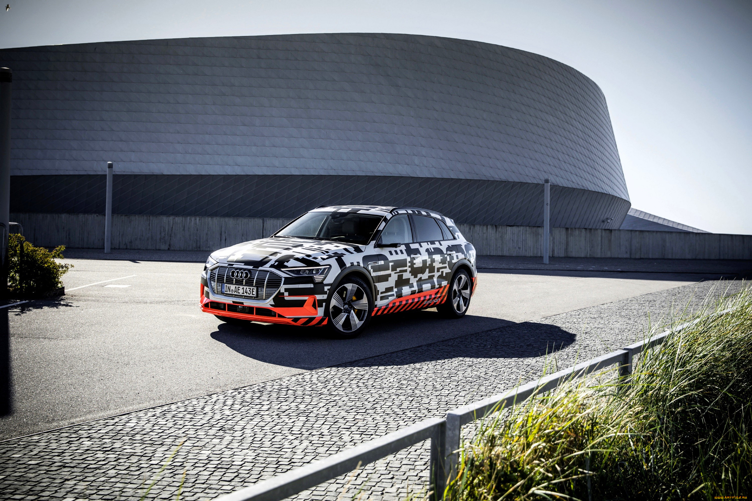 audi, e-tron, автомобили, audi, белый, рисунок, здание, площадка