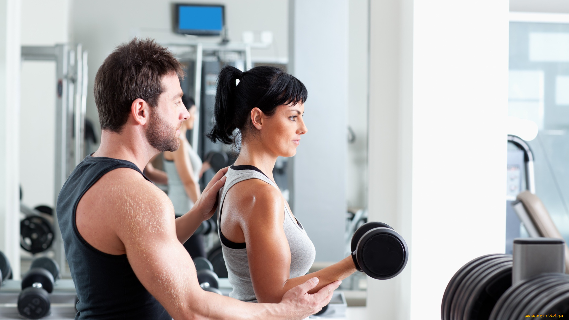 спорт, фитнес, девушка, тренер, гантели