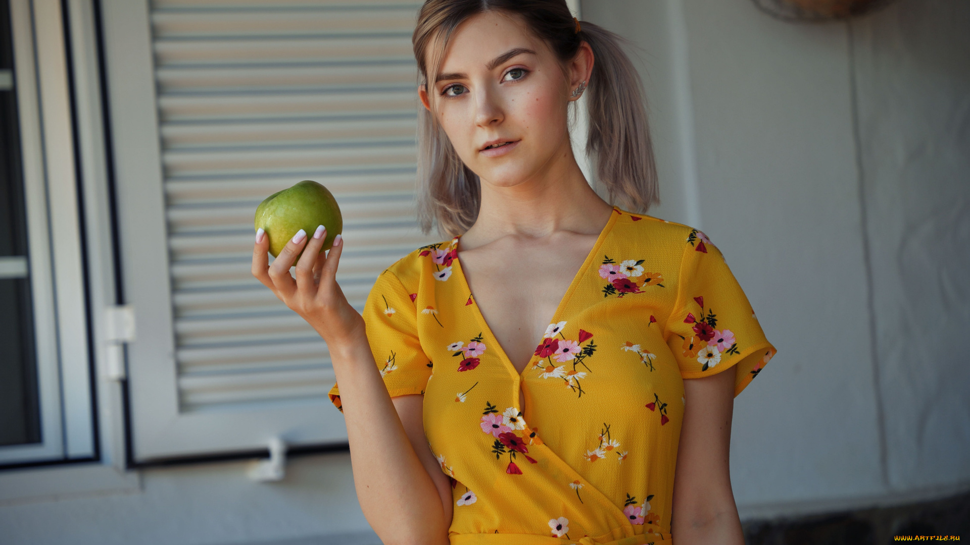 девушки, юлия, романова, , eva, elfie, яблоки, ева, эльфи, женщины, порнозвезда, желтое, платье, два, хвостика, крашеные, волосы, на, природе, русские, metart, magazine