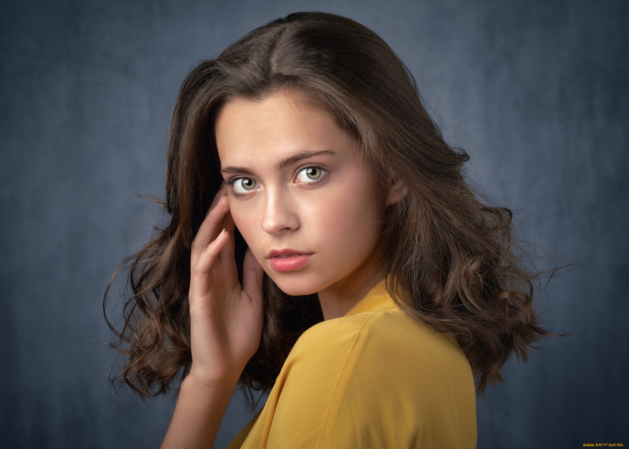 девушки, -, брюнетки, , шатенки, cергей, горшенин, женщины, лера, рубцова, брюнетка, зеленые, глаза, желтый, портрет, простой, фон