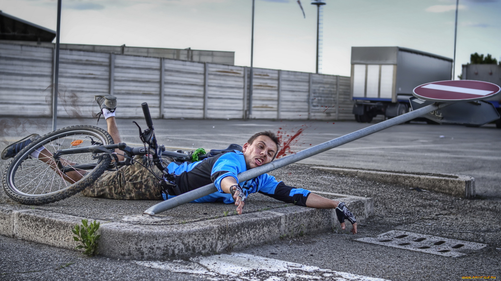 юмор, приколы, велосипед, город, падение