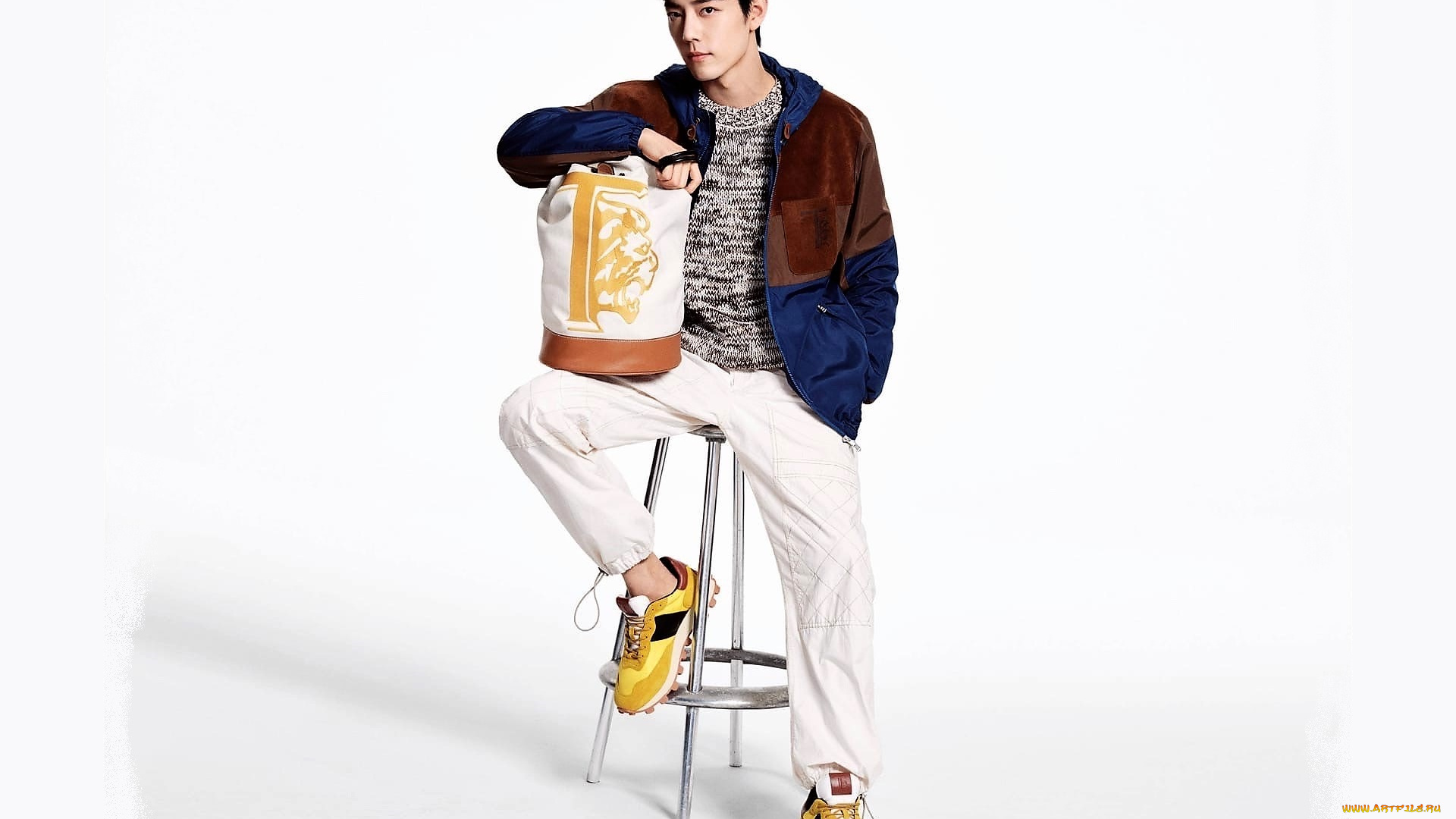 мужчины, xiao, zhan, актер, куртка, кроссовки, рюкзак, табурет