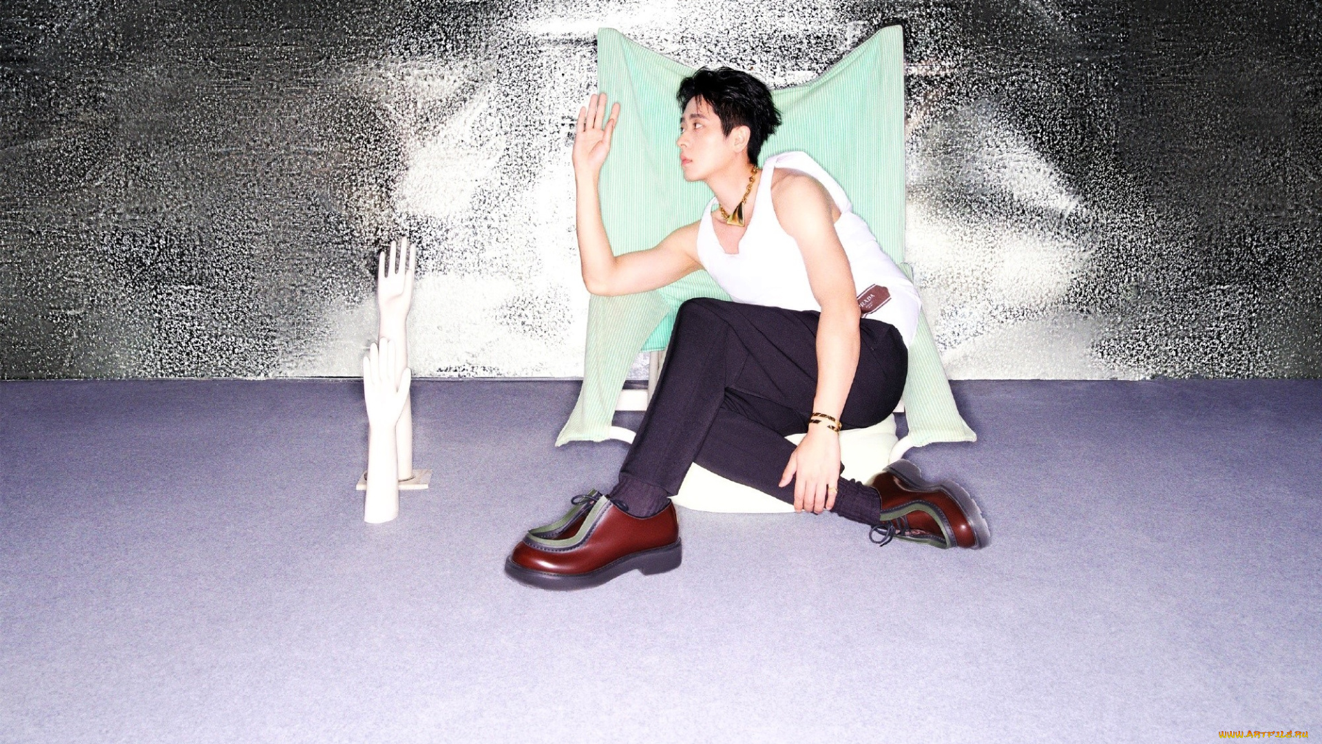 cheng, lei, мужчины, майка, ботинки, подушка, руки, пол