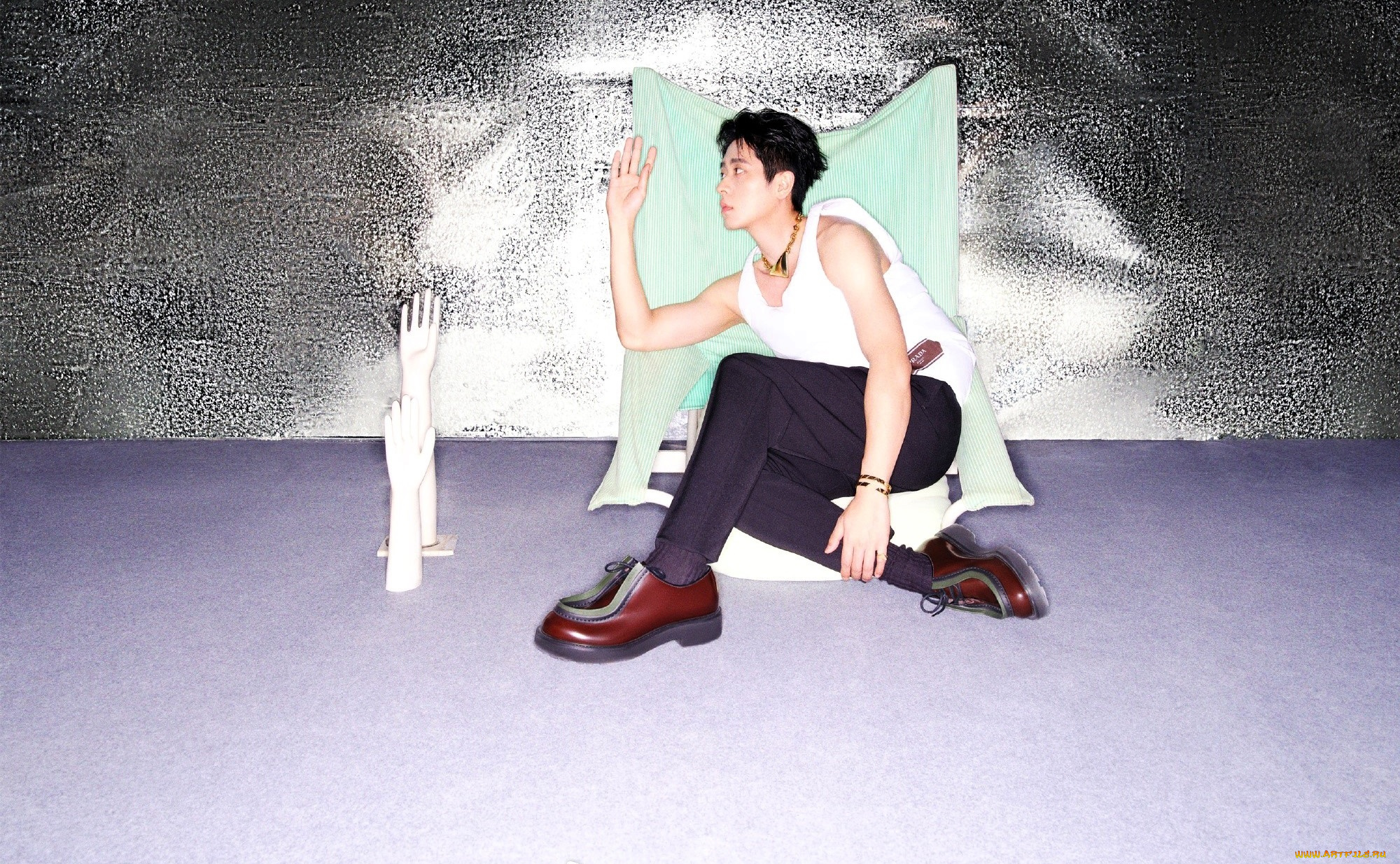 cheng, lei, мужчины, майка, ботинки, подушка, руки, пол