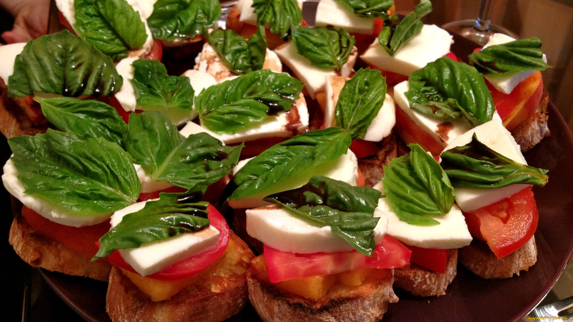 еда, бутерброды, , гамбургеры, , канапе, помидоры, сыр, базилик, томаты