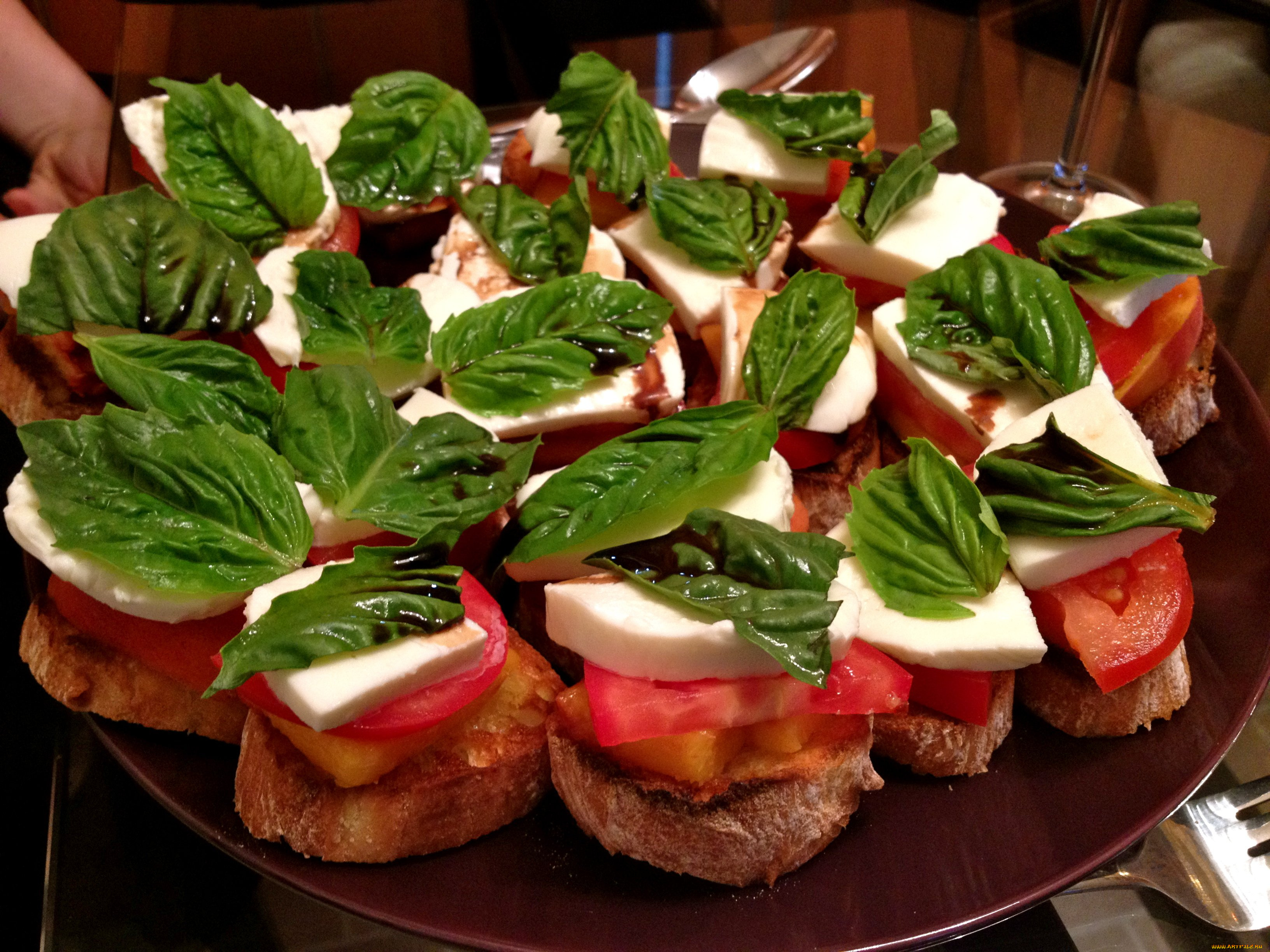 еда, бутерброды, , гамбургеры, , канапе, помидоры, сыр, базилик, томаты