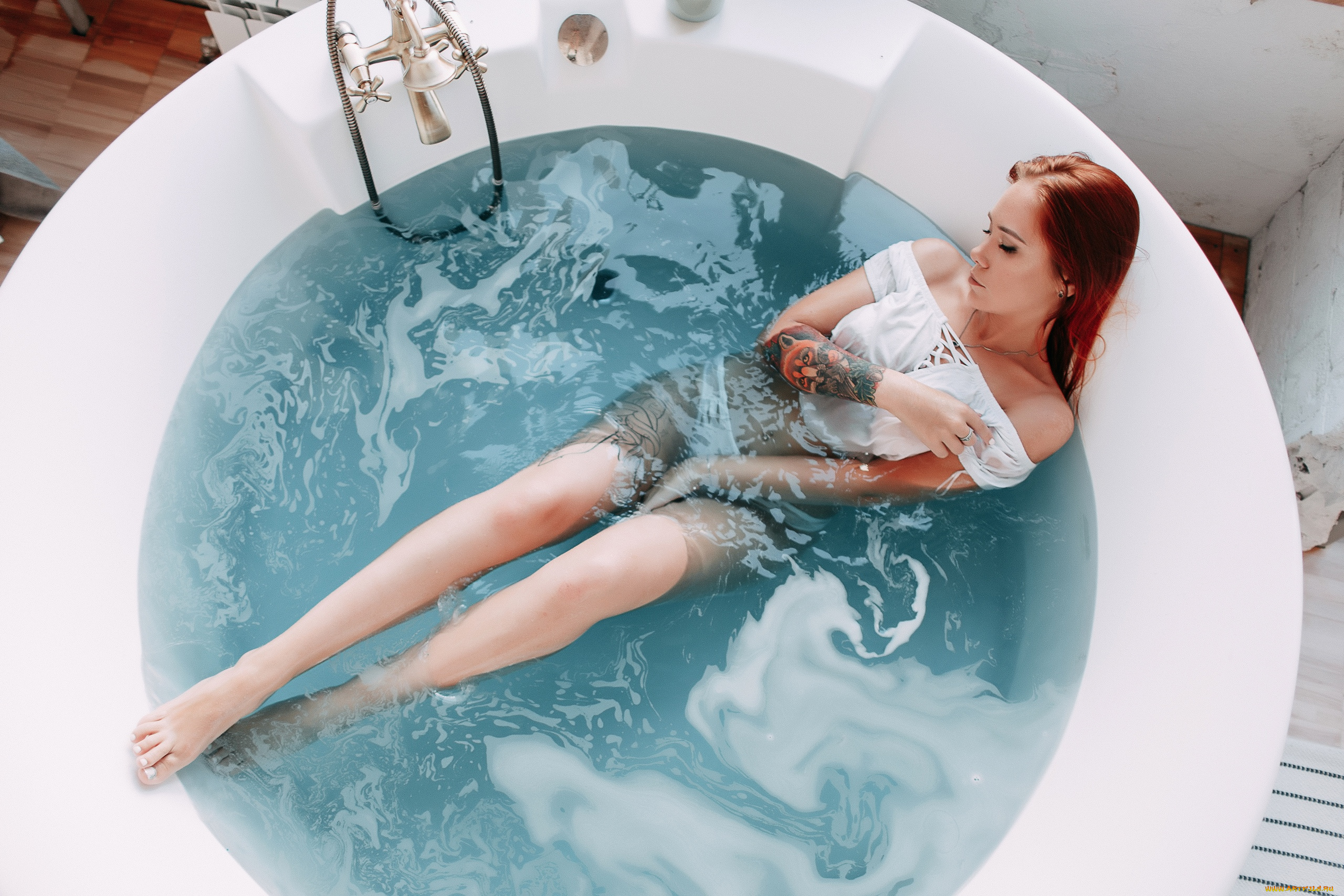 девушки, -, рыжеволосые, и, разноцветные, женщины, рыжая, ванна, брюнетка, тату, вид, сверху, белые, трусики, мокрое, тело, ожерелье, вода