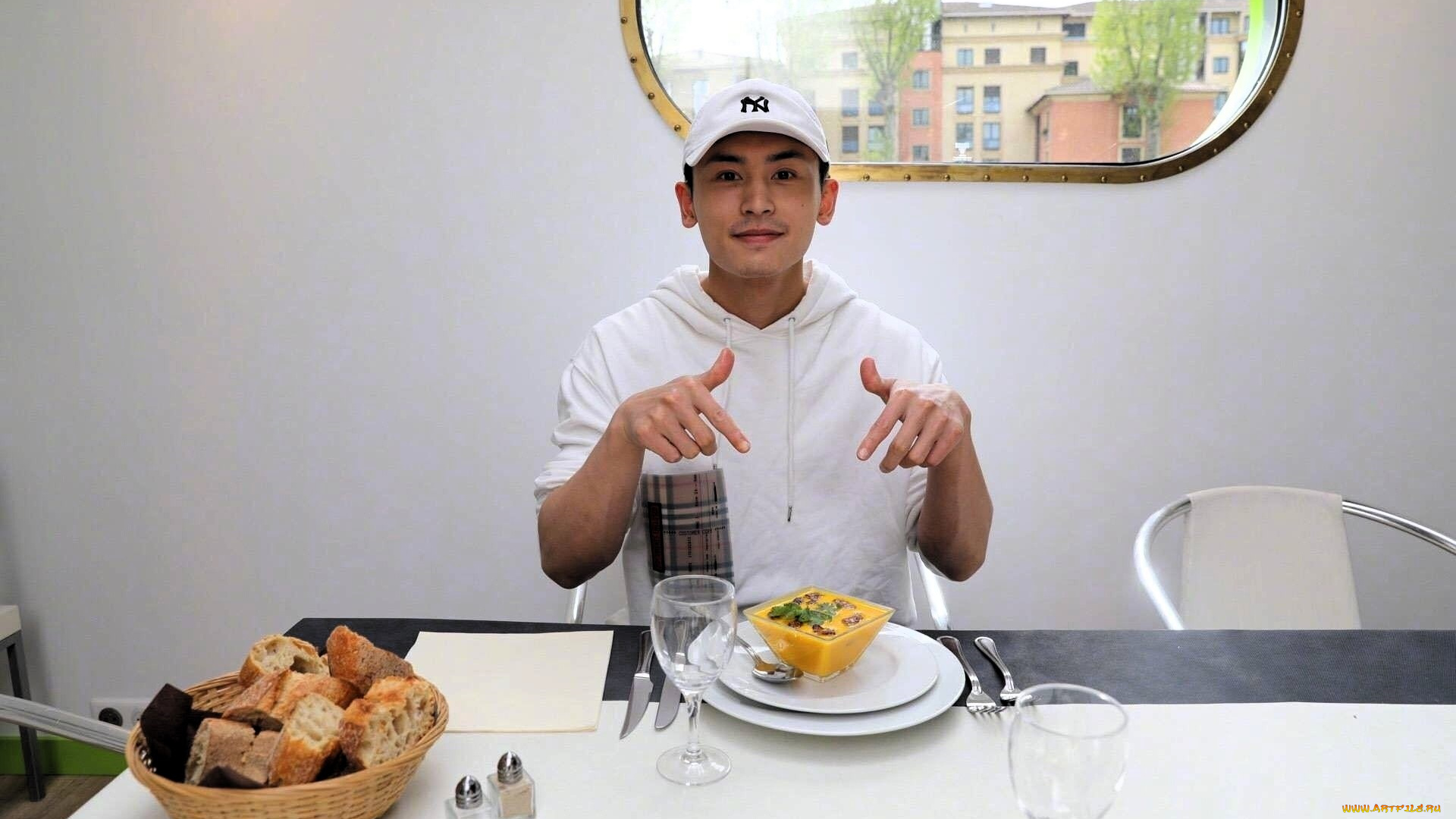 мужчины, zhang, zhehan, актер, кепка, еда, окно, стол