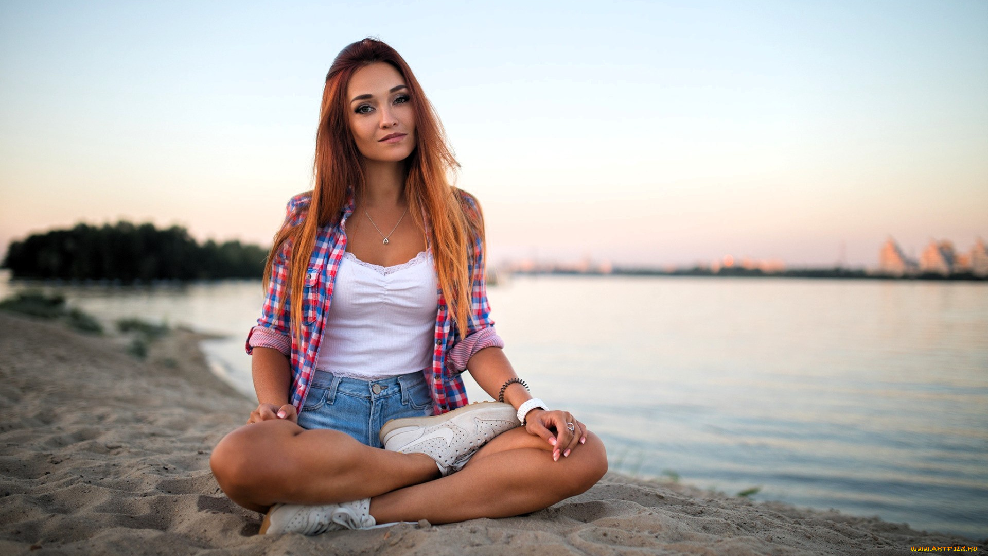 девушки, -, рыжеволосые, и, разноцветные, рыжая, топ, шорты, рубашка, кроссовки, песок, берег, озеро