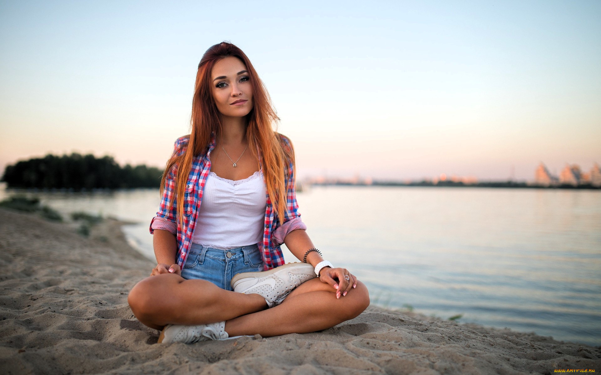 девушки, -, рыжеволосые, и, разноцветные, рыжая, топ, шорты, рубашка, кроссовки, песок, берег, озеро