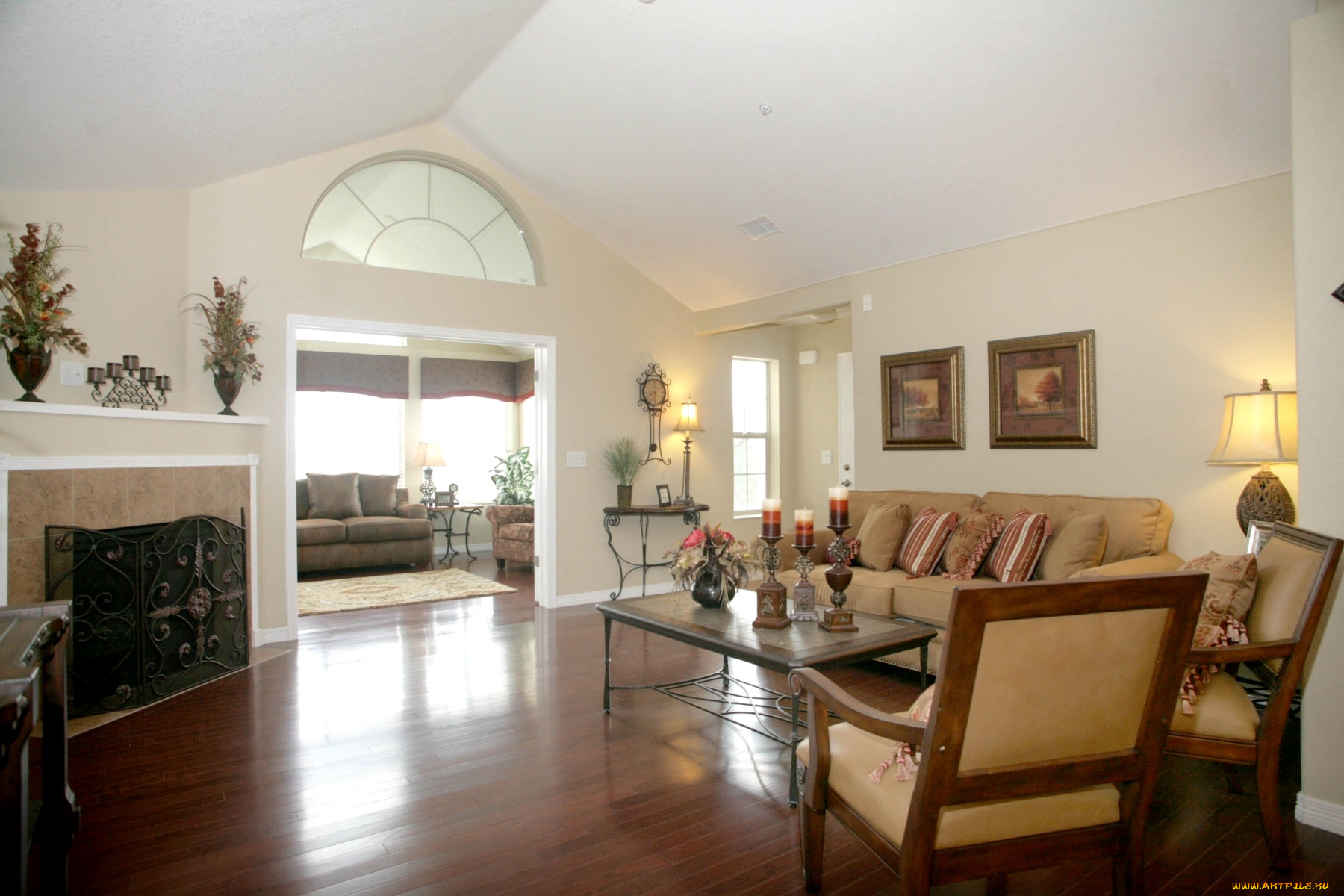 интерьер, гостиная, камин, диван, картины, часы, балкон