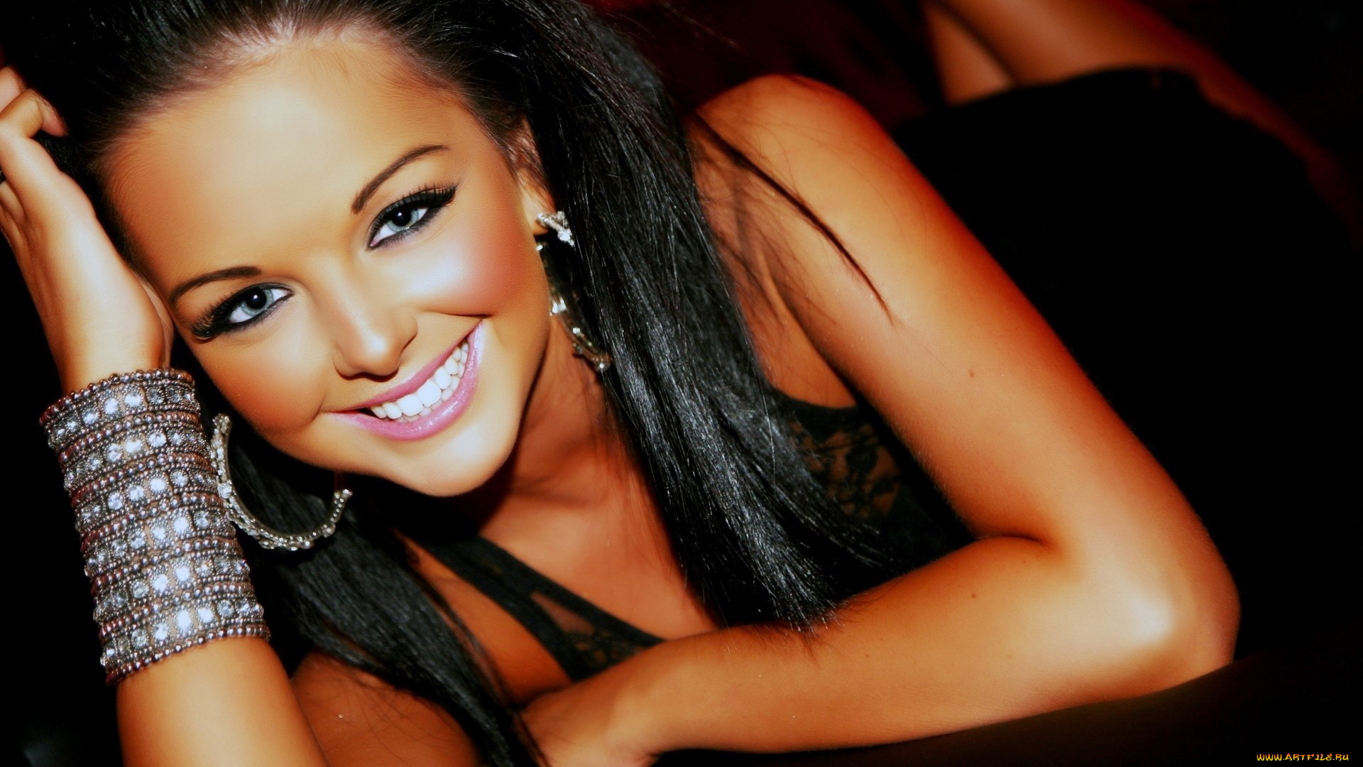 -Unsort, Брюнетки, Шатенки, девушки, unsort, брюнетки, шатенки, макияж, улыбка, браслеты