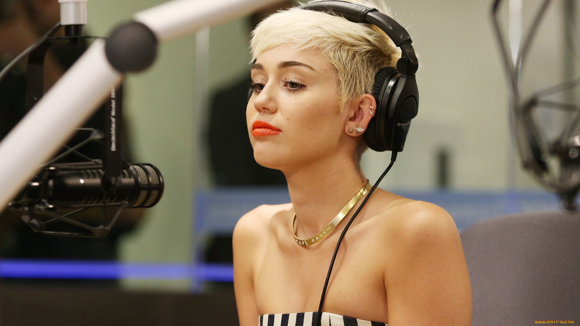 девушки, miley, cyrus, майли, сайрус, блондинка, ожерелье, певица, актриса, микрофон, наушники, серьги