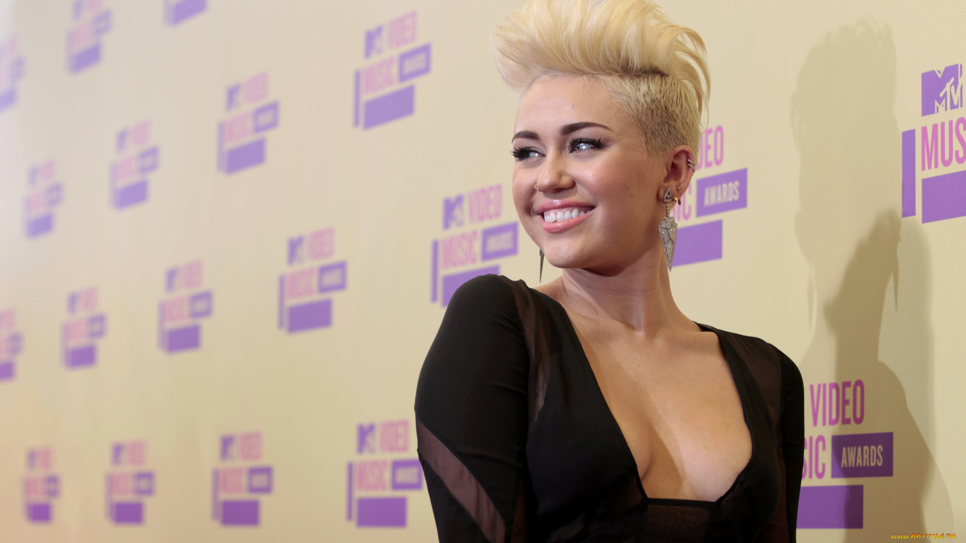 девушки, miley, cyrus, улыбка, актриса, певица, стрижка, декольте, майли, сайрус