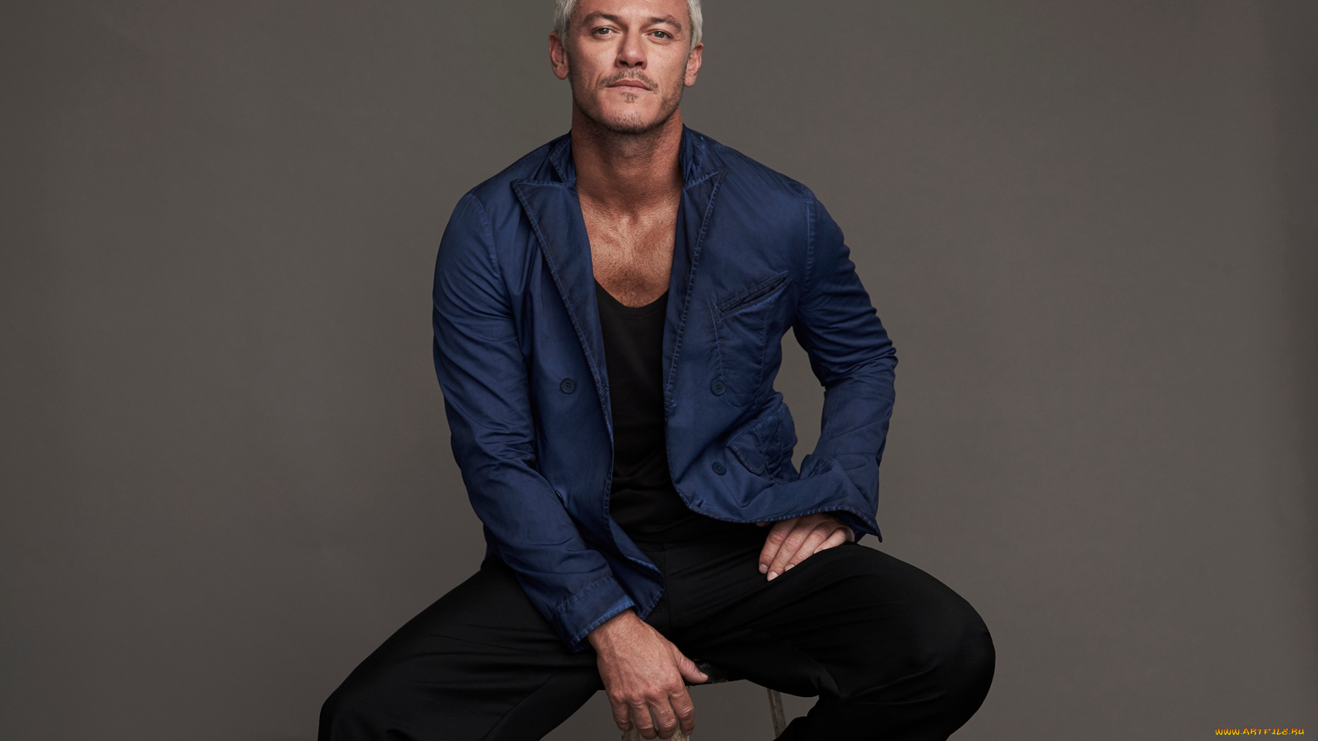 мужчины, luke, evans, сидя, на, стуле, blair, getz, mezibov, блондин, позирует, luke, evans, mr, porter, the, journal, люк, эванс, фон, актер, рубашка, фотосессия, брюки