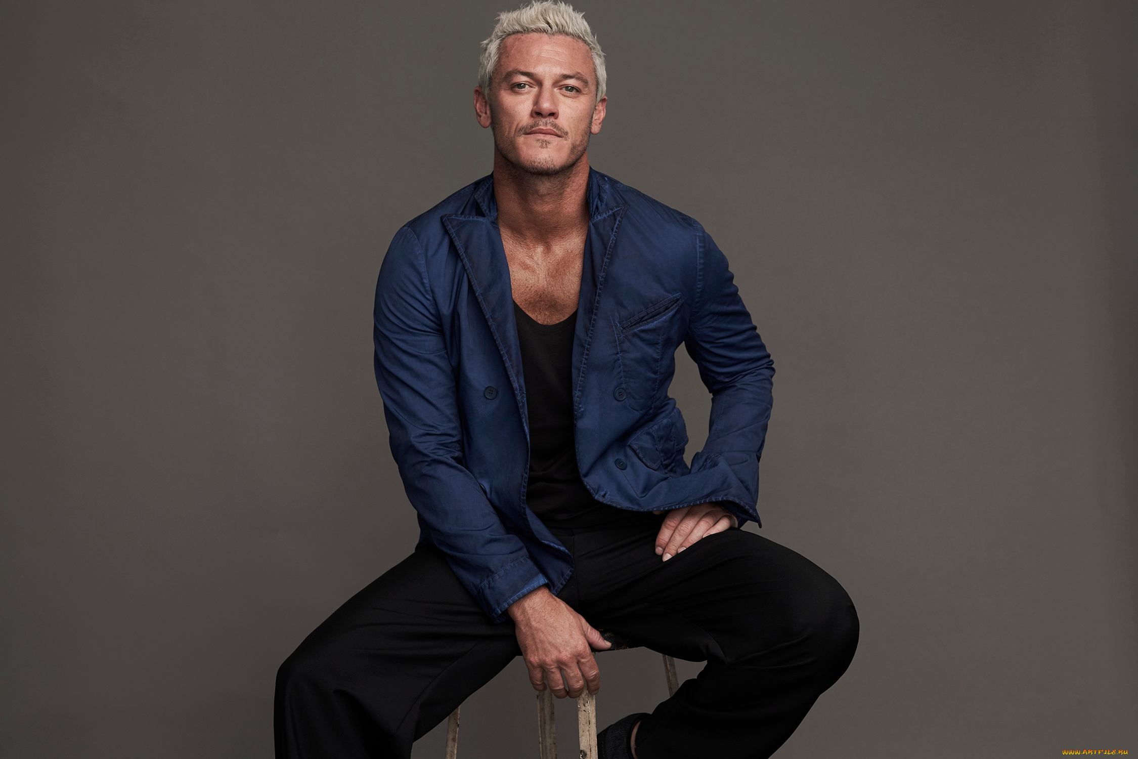 мужчины, luke, evans, сидя, на, стуле, blair, getz, mezibov, блондин, позирует, luke, evans, mr, porter, the, journal, люк, эванс, фон, актер, рубашка, фотосессия, брюки