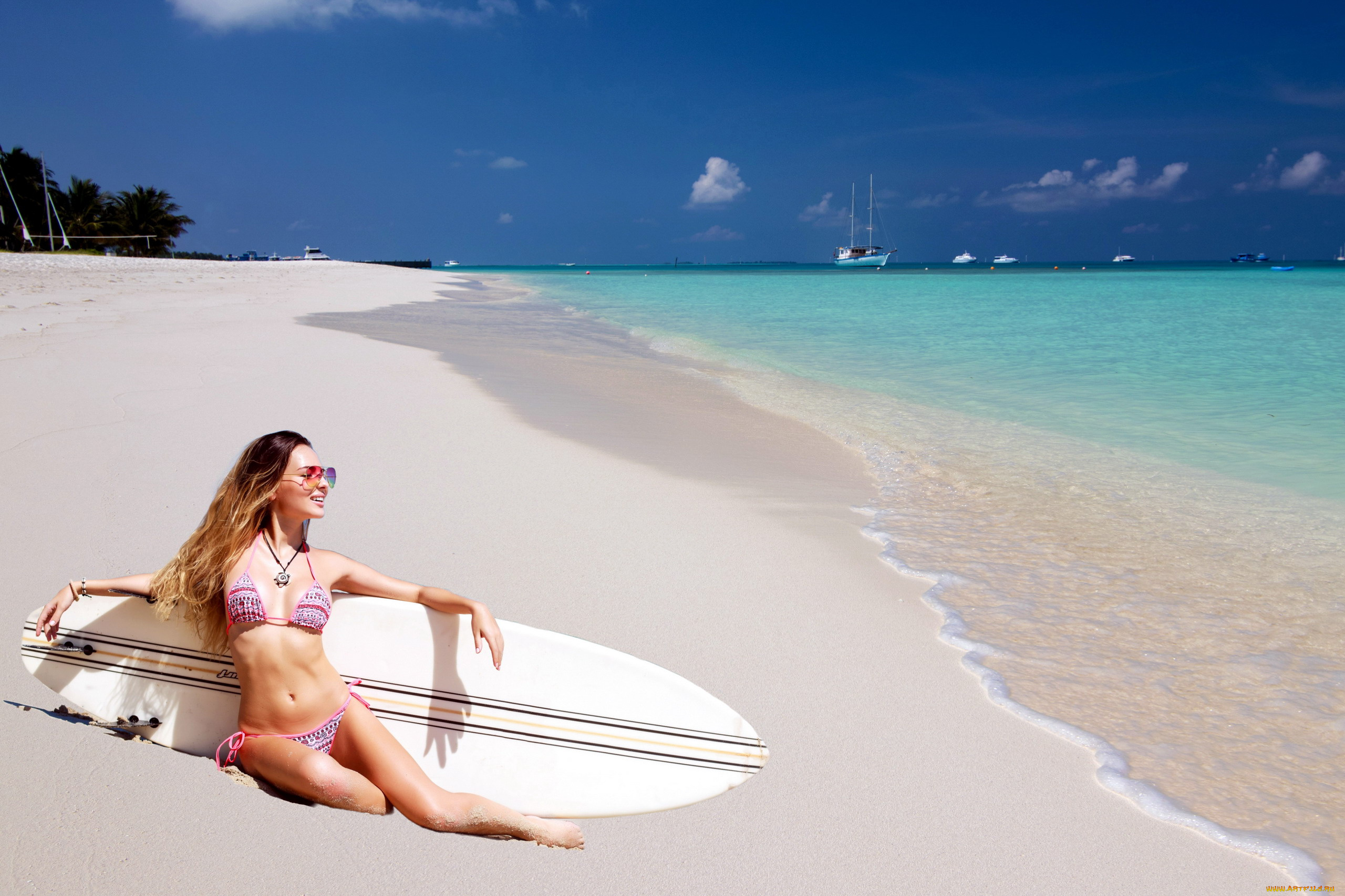 девушки, -, рыжеволосые, и, разноцветные, море, пляж, серф, купальник