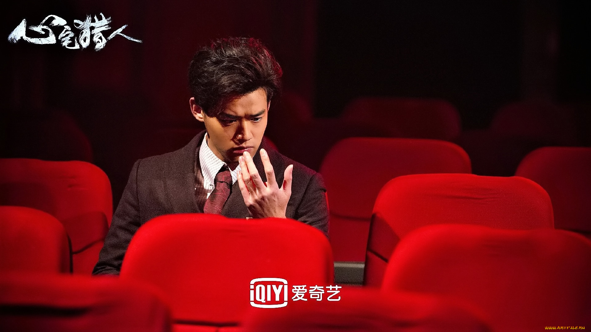 кино, фильмы, psych-hunter, парень, пиджак, рука, зал, кресла