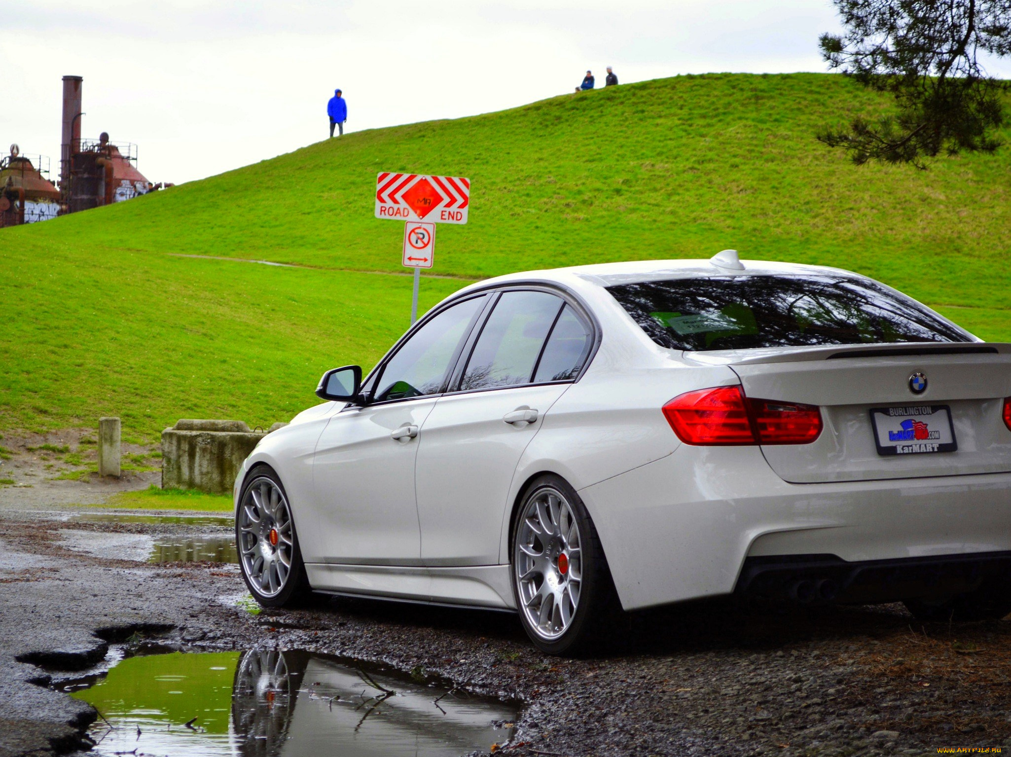 bmw, 3-й, серии, , f30, автомобили, bmw, белый, лужи, холм, дома, люди, лужайка